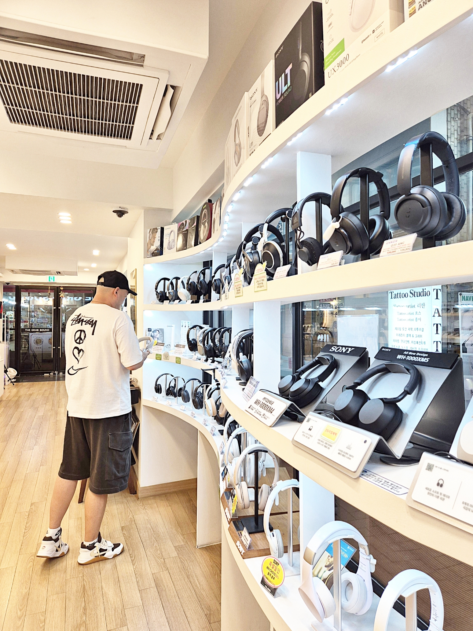Jordan x Travis Scott Jumpman Jack TR Sail and Dark Mocha, Nike x Stussy NRG RA T-Shirt Summit White (DM4942-121) 착용 스타일