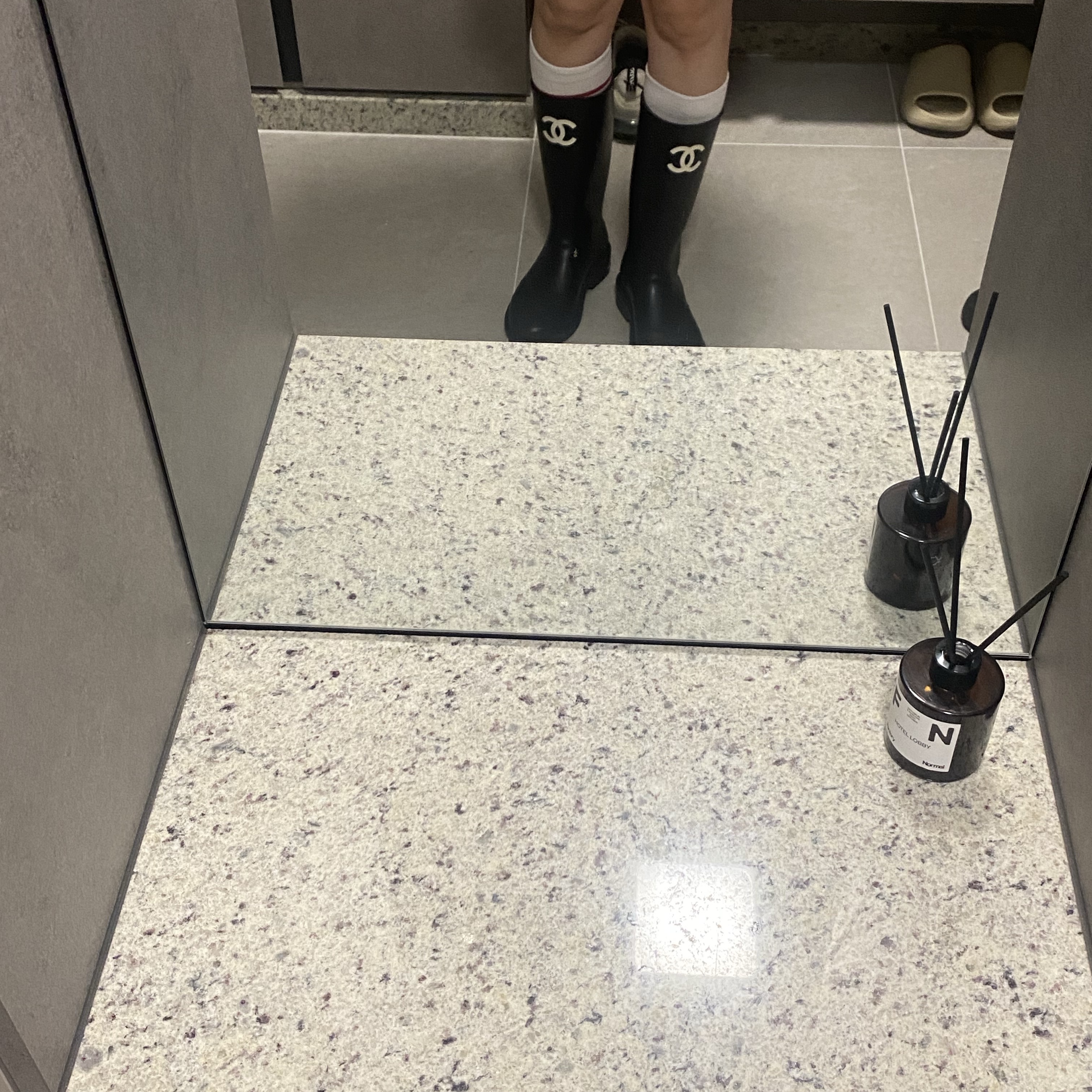(W) Chanel Boots Caoutchouc & Black 착용 스타일