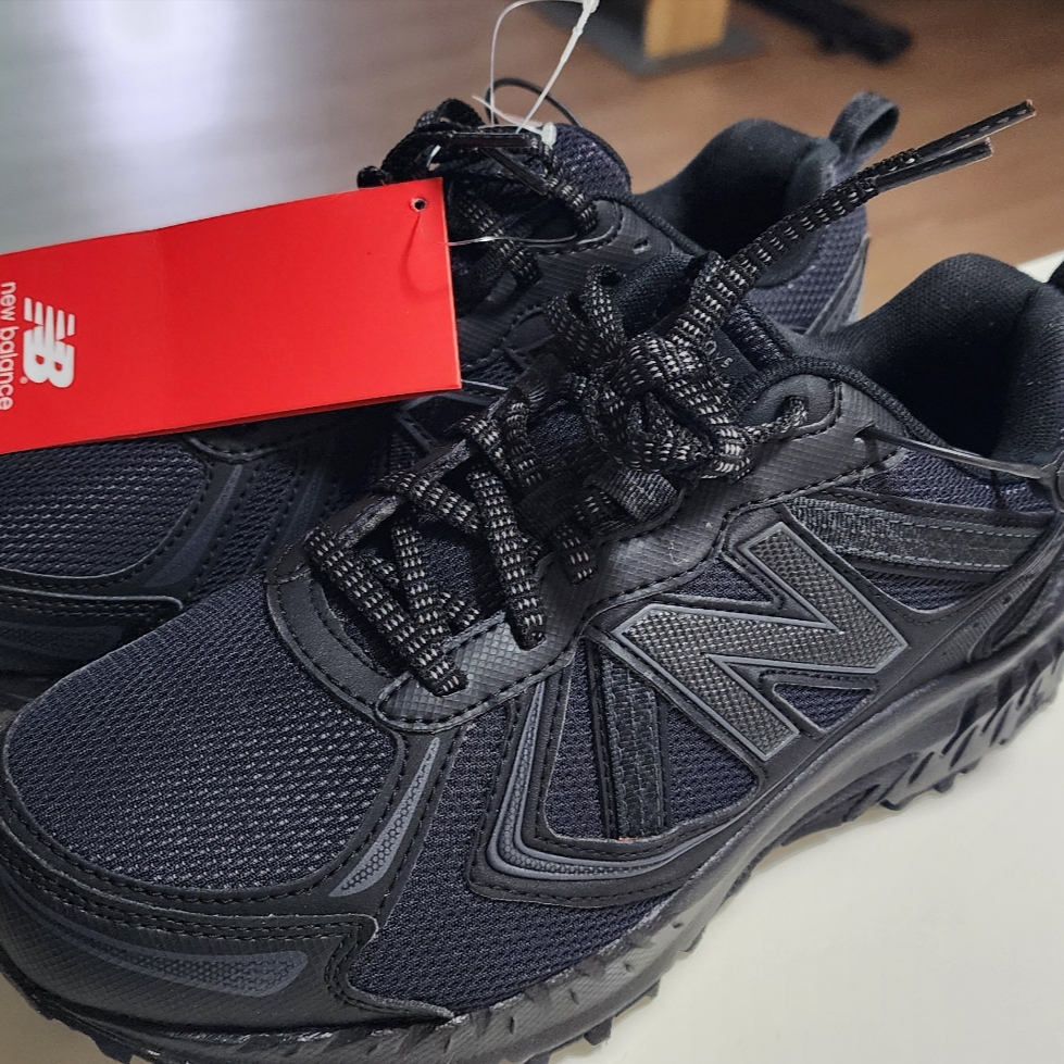 New Balance 410v5 Black - 2E Wide 착용 스타일