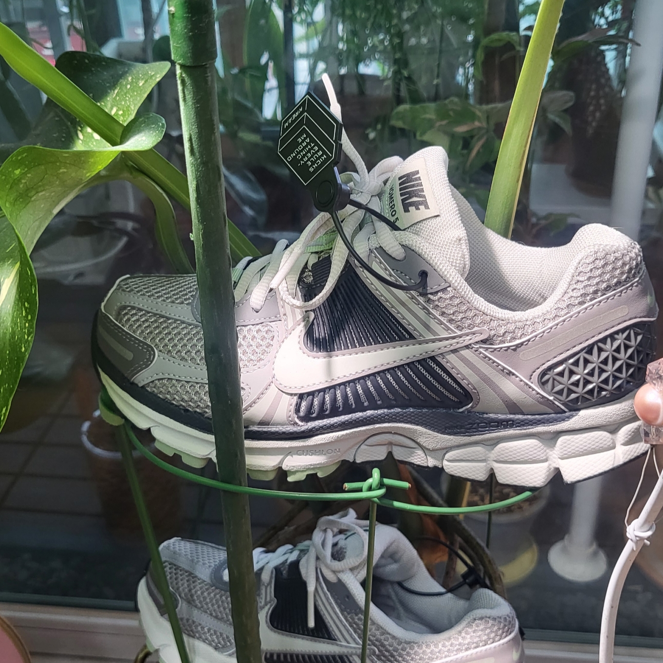 (W) Nike Zoom Vomero 5 Cobblestone and Flat Pewter 착용 스타일
