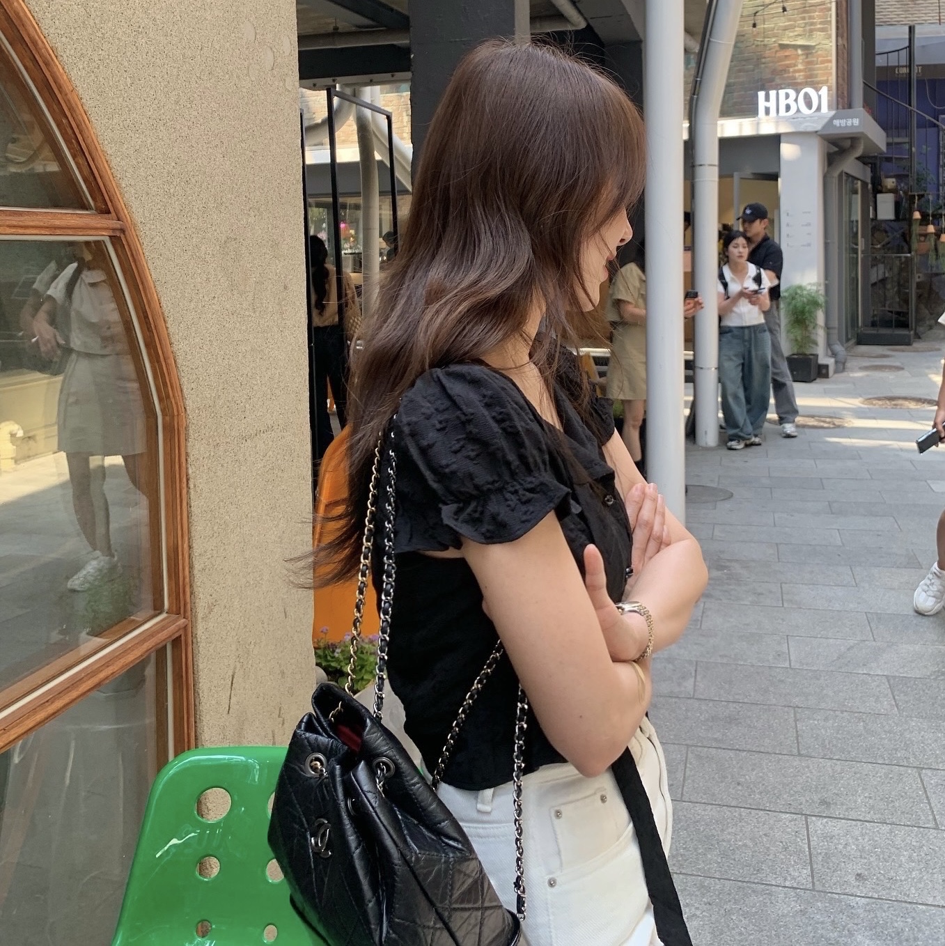 Chanel Small Gabrielle Backpack Aged Calfskin & Gold Silver Black 착용 스타일 - 2