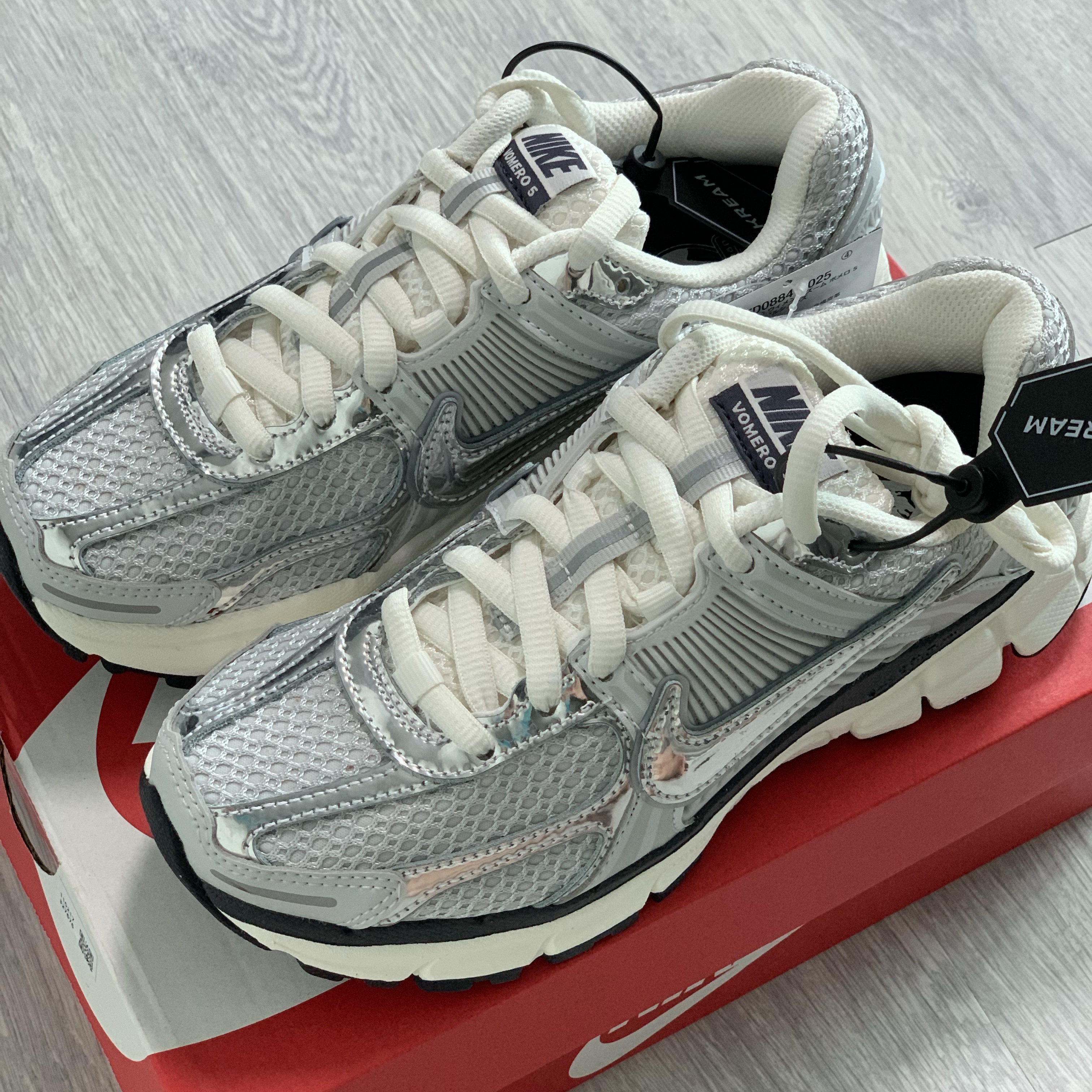 (W) Nike Zoom Vomero 5 Photon Dust and Metallic Silver 착용 스타일