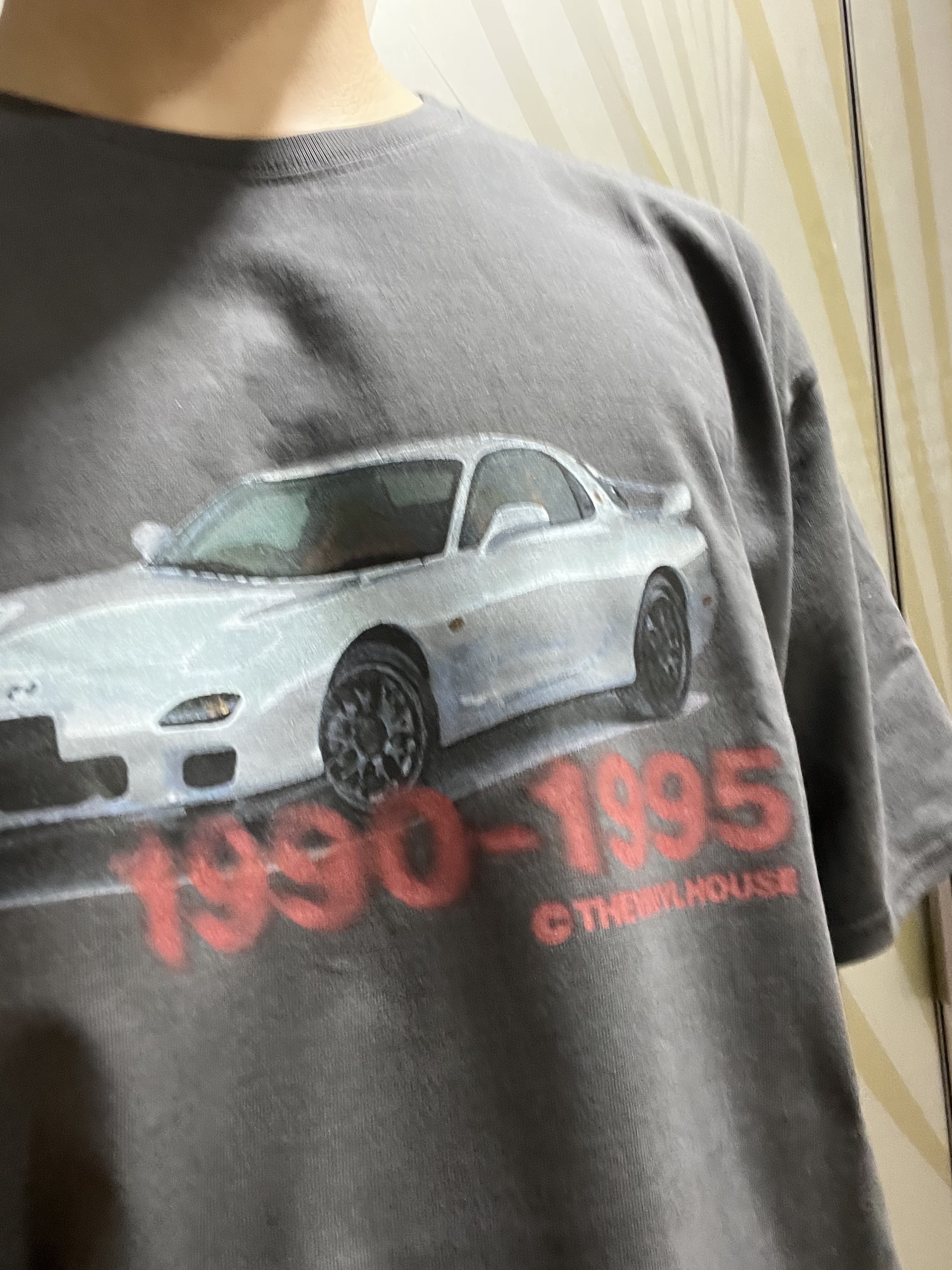 Thevinylhouse Old Car T-Shirt Charcoal 착용 스타일 - 2