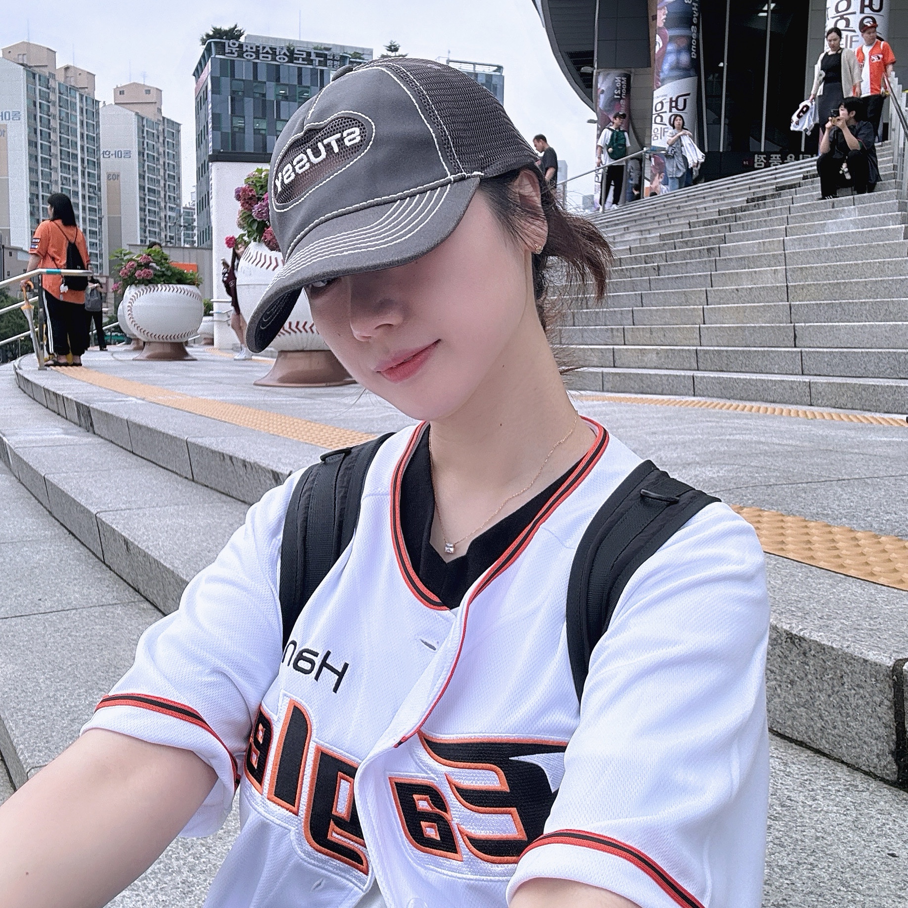 Stussy Low Pro Trucker Cut-Out Leather Snapback Brown 착용 스타일 - 2