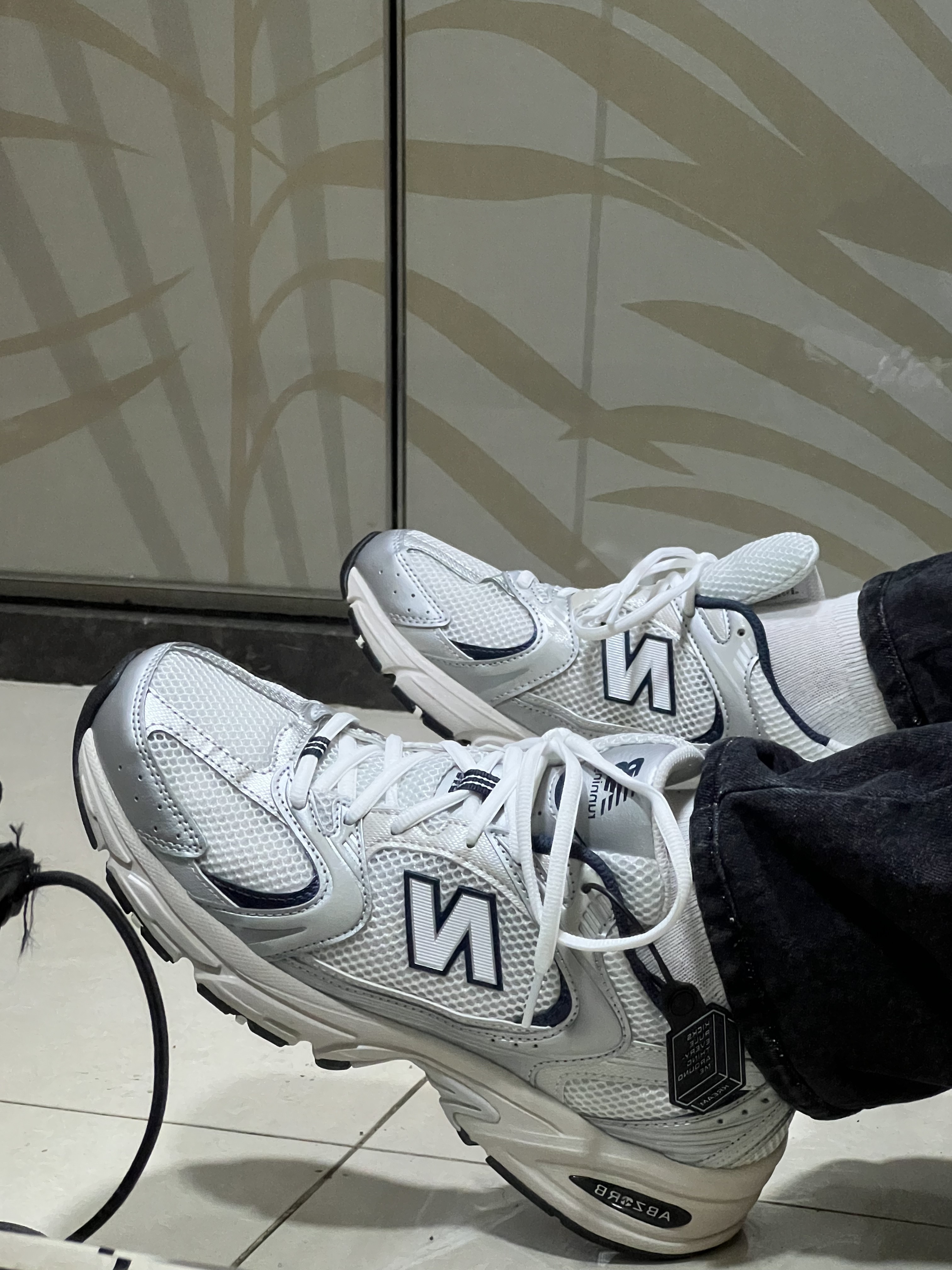 New Balance 530 Steel Grey 착용 스타일 - 1