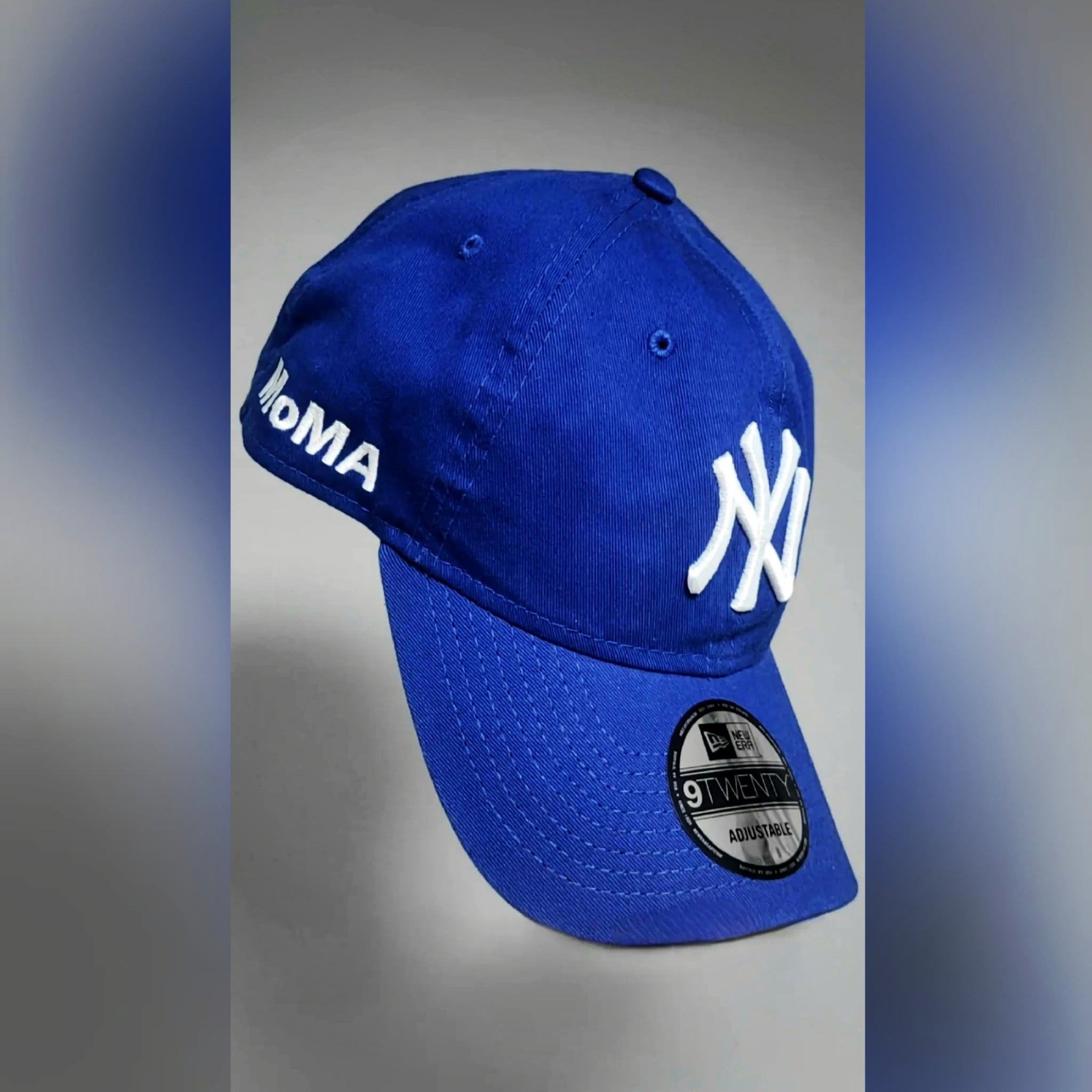 New Era x MoMA New York Yankees Cap Bright Royal 착용 스타일