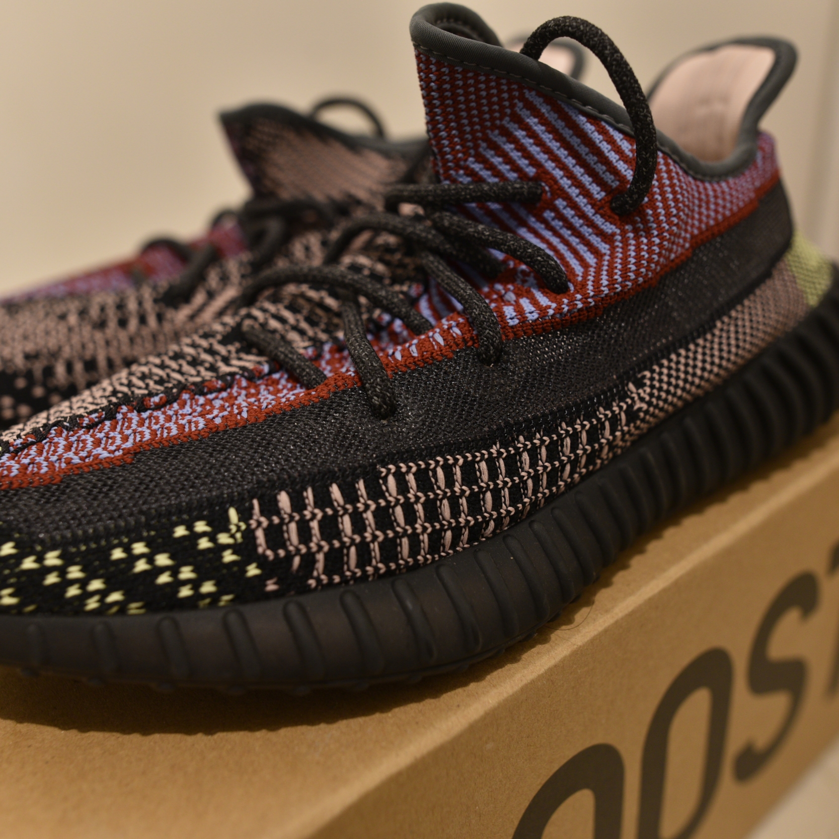 Adidas Yeezy Boost 350 V2 Yecheil - Non-Reflective 착용 스타일