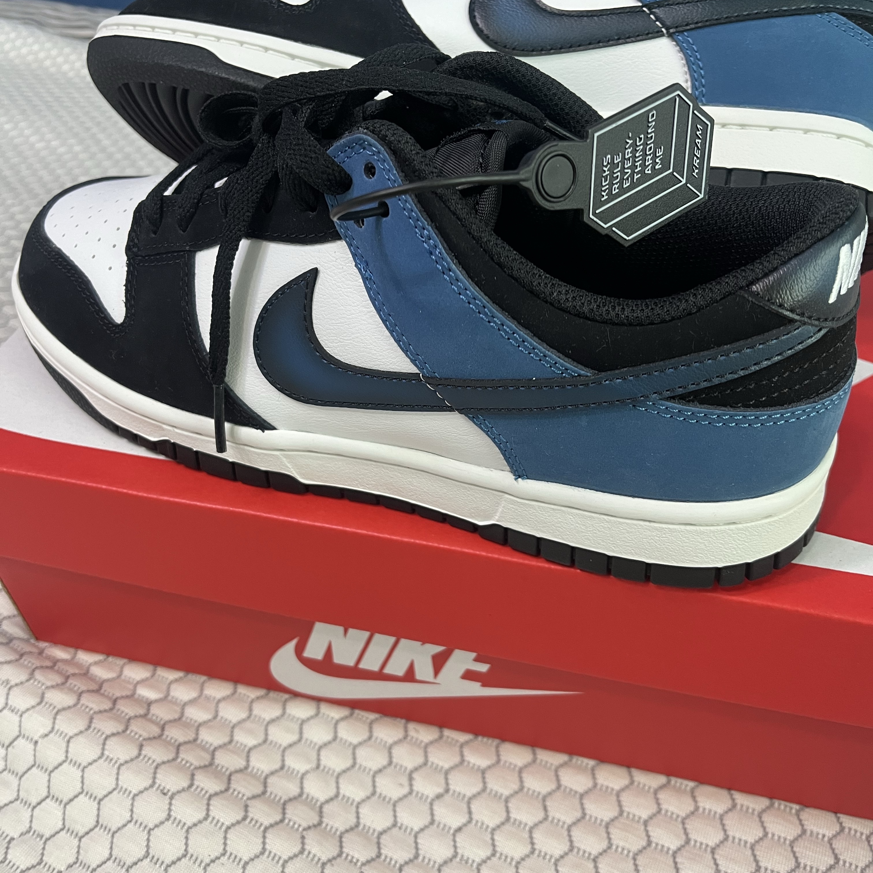 Nike Dunk Low Retro Summit White Industrial Blue 착용 스타일 - 2