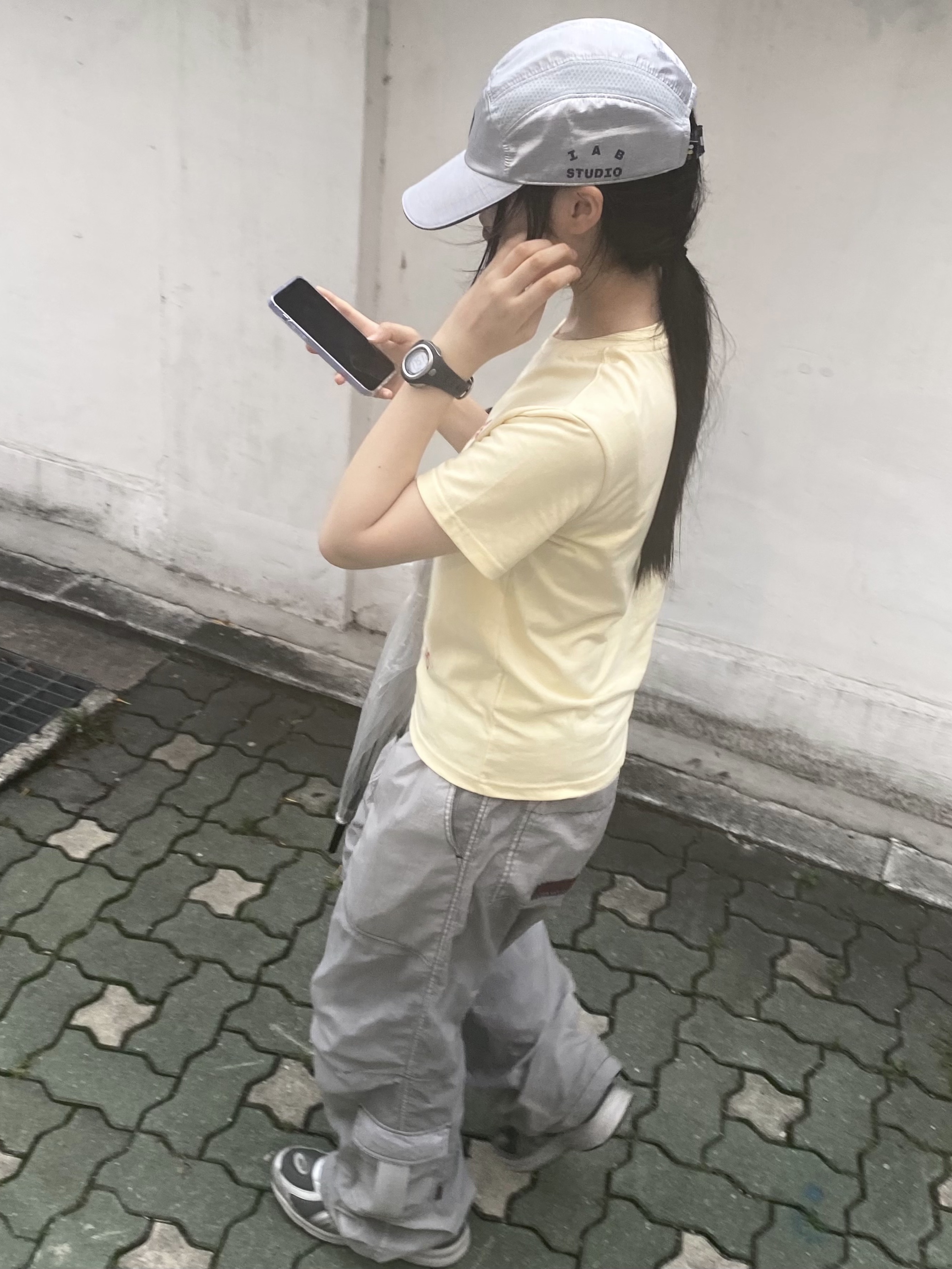 Asics Jog 100 S SMU Sheet Rock Pure Silver - 2E Wide, IAB Studio x Asics Silver Woven Cap 착용 스타일 - 5