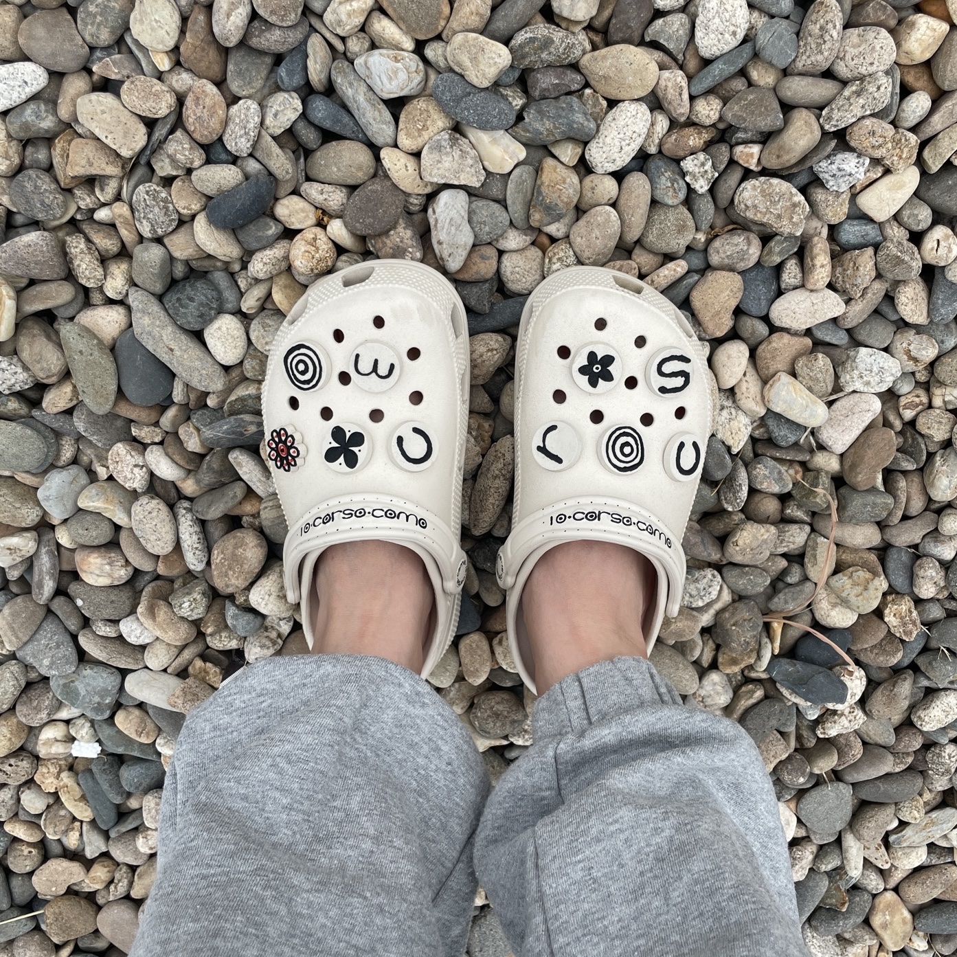 Crocs x 10 Corso Como Classic Clog Stucco 착용 스타일 - 2