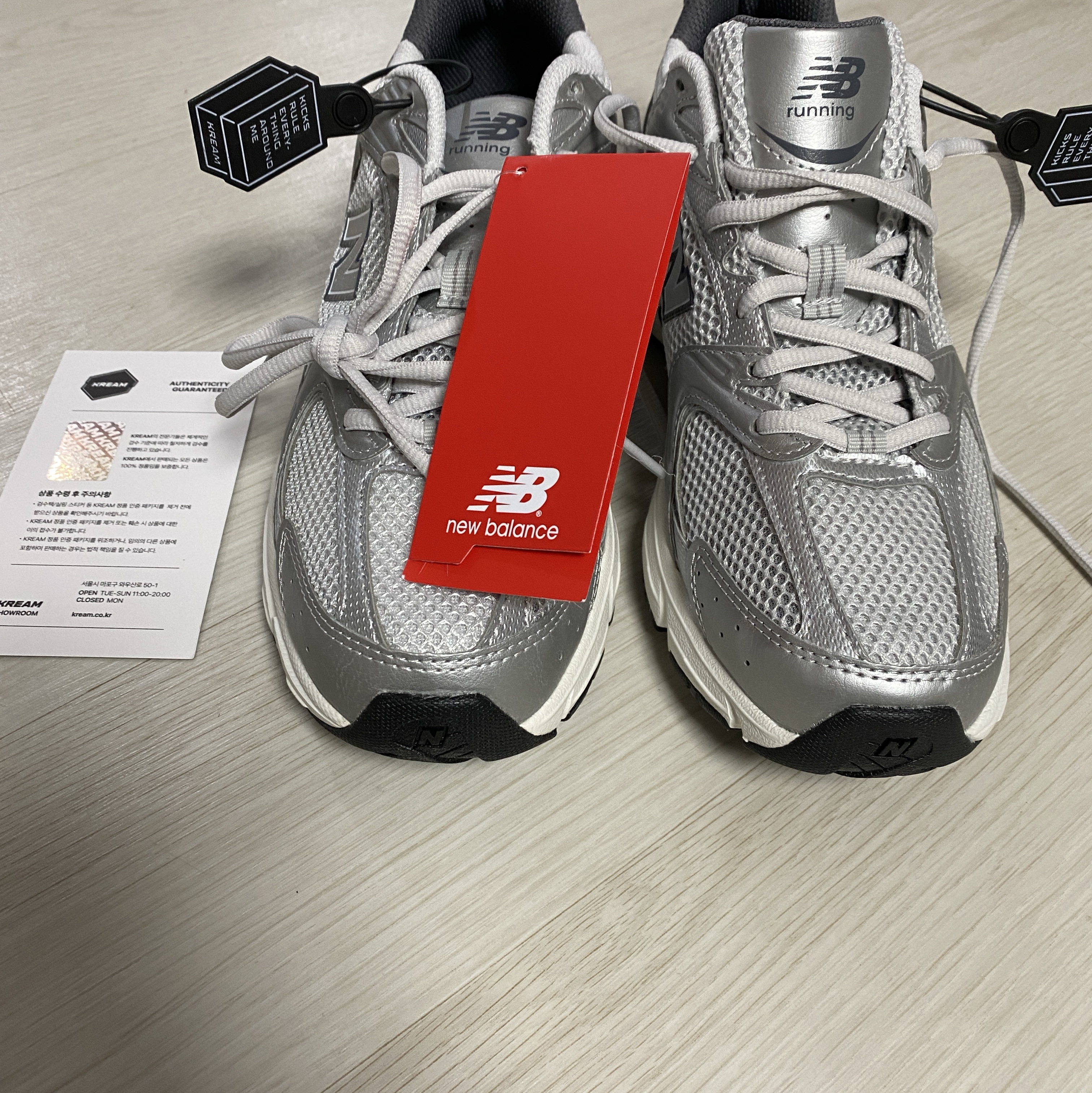 New Balance 530 Grey Matter Silver Metallic 착용 스타일 - 2