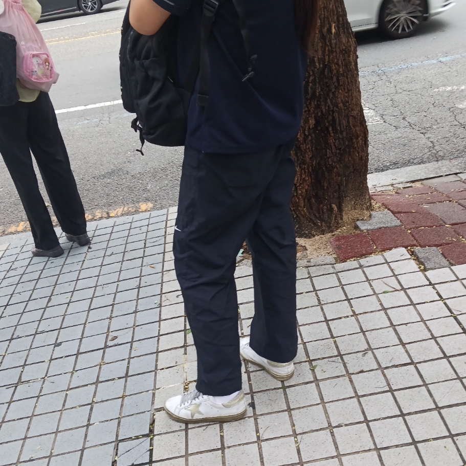 Golden Goose Superstar White Gold Heel Tab Sneakers, Golden Goose Superstar White Silver Heel Tab Sneakers 착용 스타일 - 1