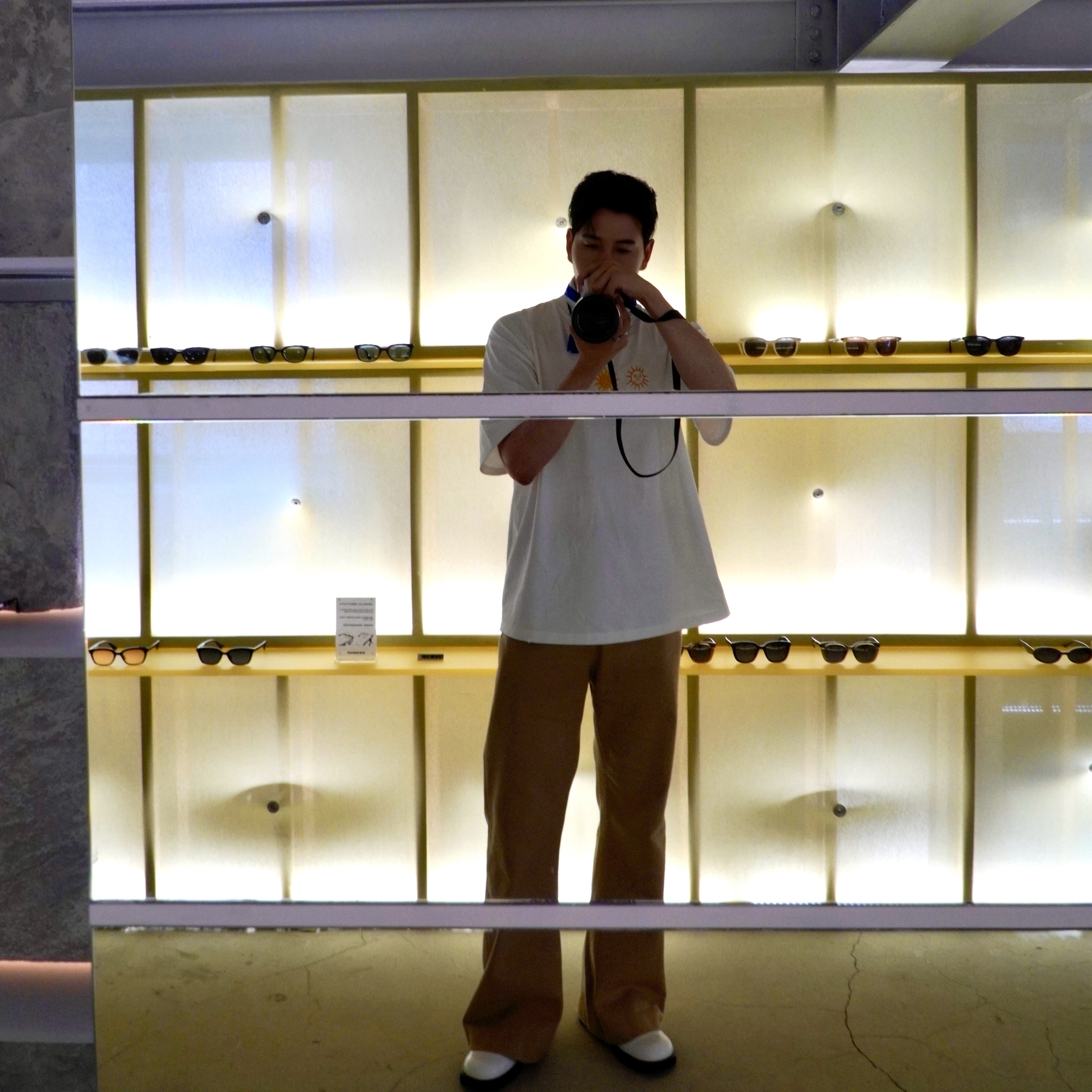 STU Sun Printing Beads T-shirt White, STU 24 Spring Flared Cotton Pants Beige 착용 스타일 - 4