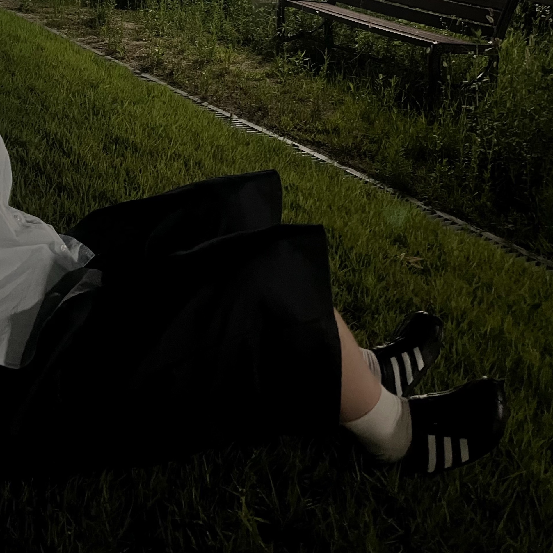 Adidas Adilette Clog Black White 착용 스타일 - 1
