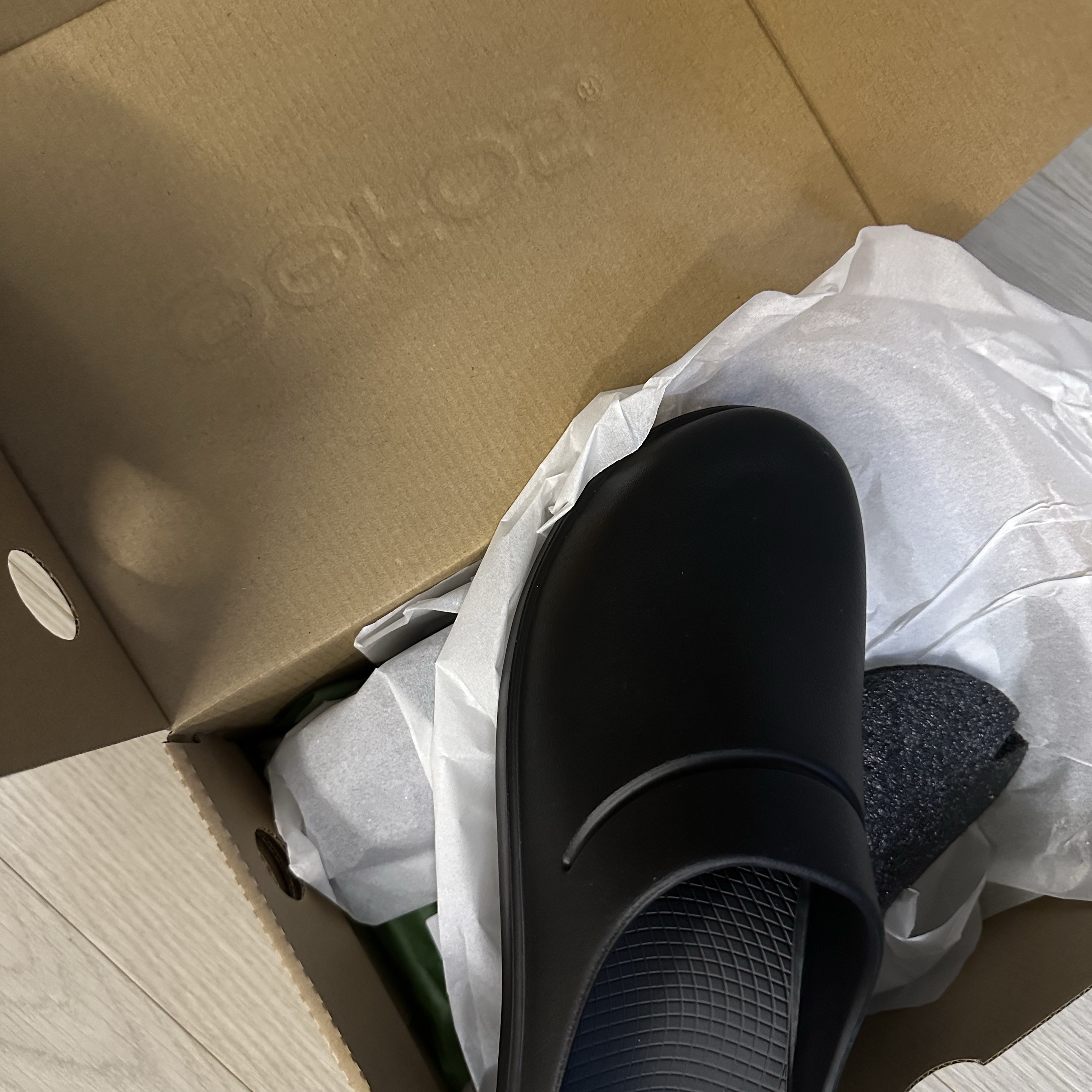 Oofos OOCloog Black 착용 스타일