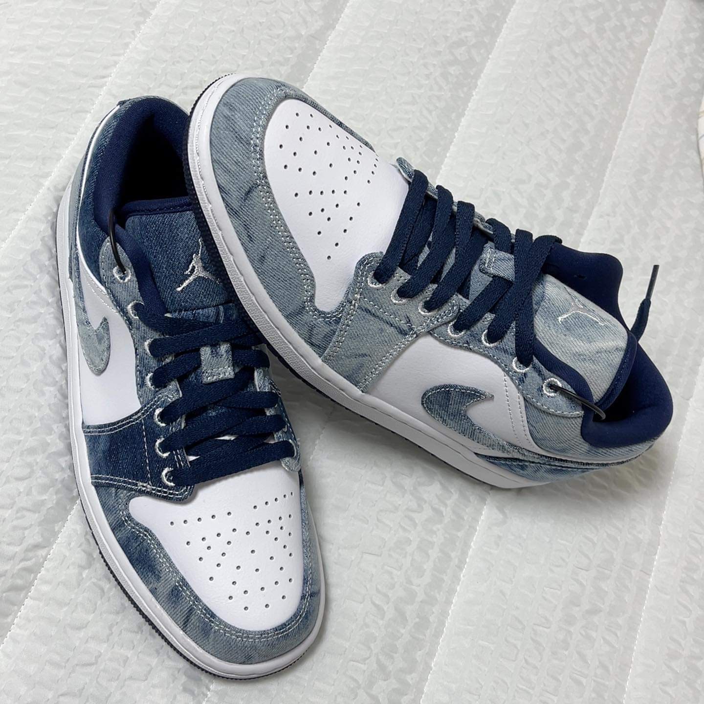 Jordan 1 Low SE Washed Denim 착용 스타일 - 2