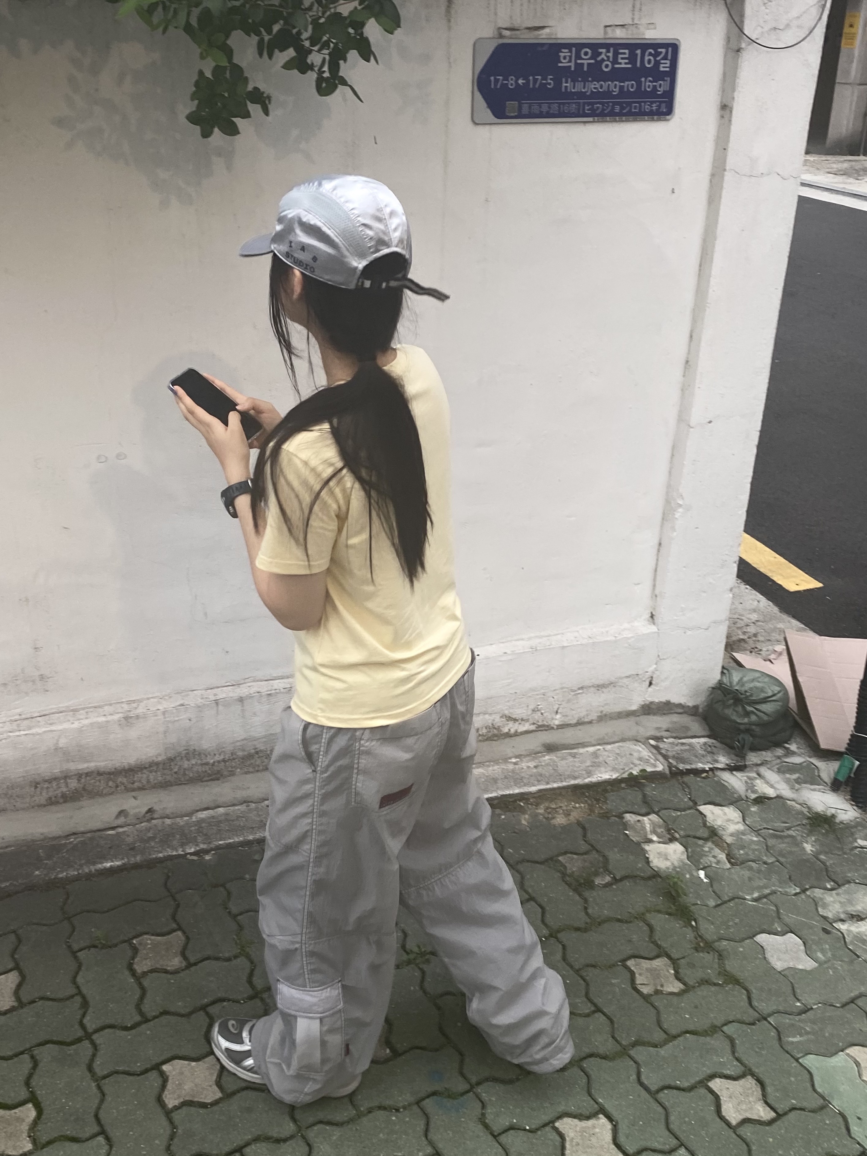 Asics Jog 100 S SMU Sheet Rock Pure Silver - 2E Wide, IAB Studio x Asics Silver Woven Cap 착용 스타일 - 2