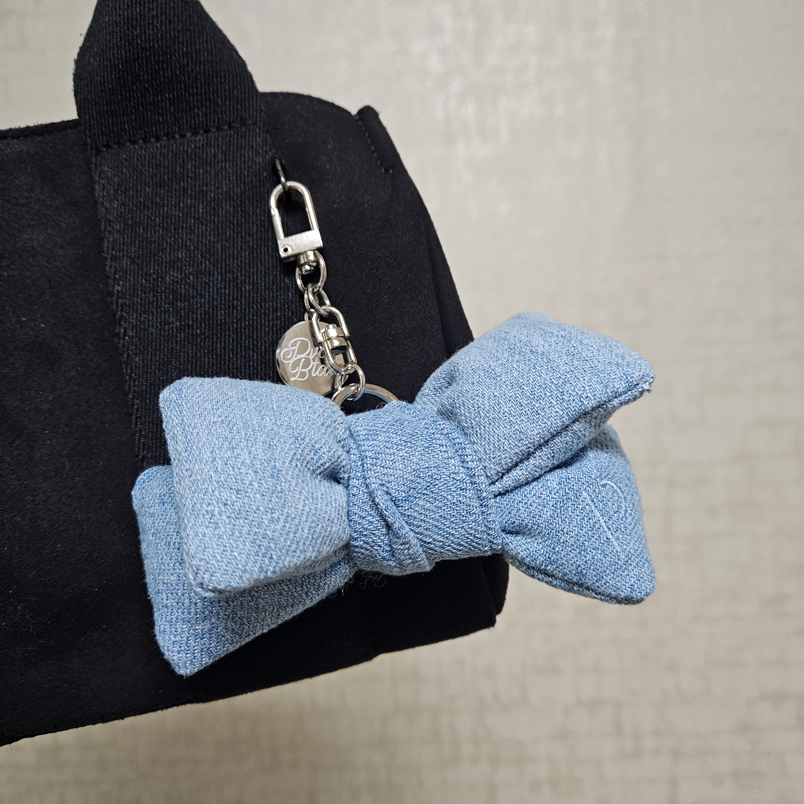 [KREAM 단독] PVCS x Bloomingtale Ribbon Denim Keyring Light blue Denim 착용 스타일