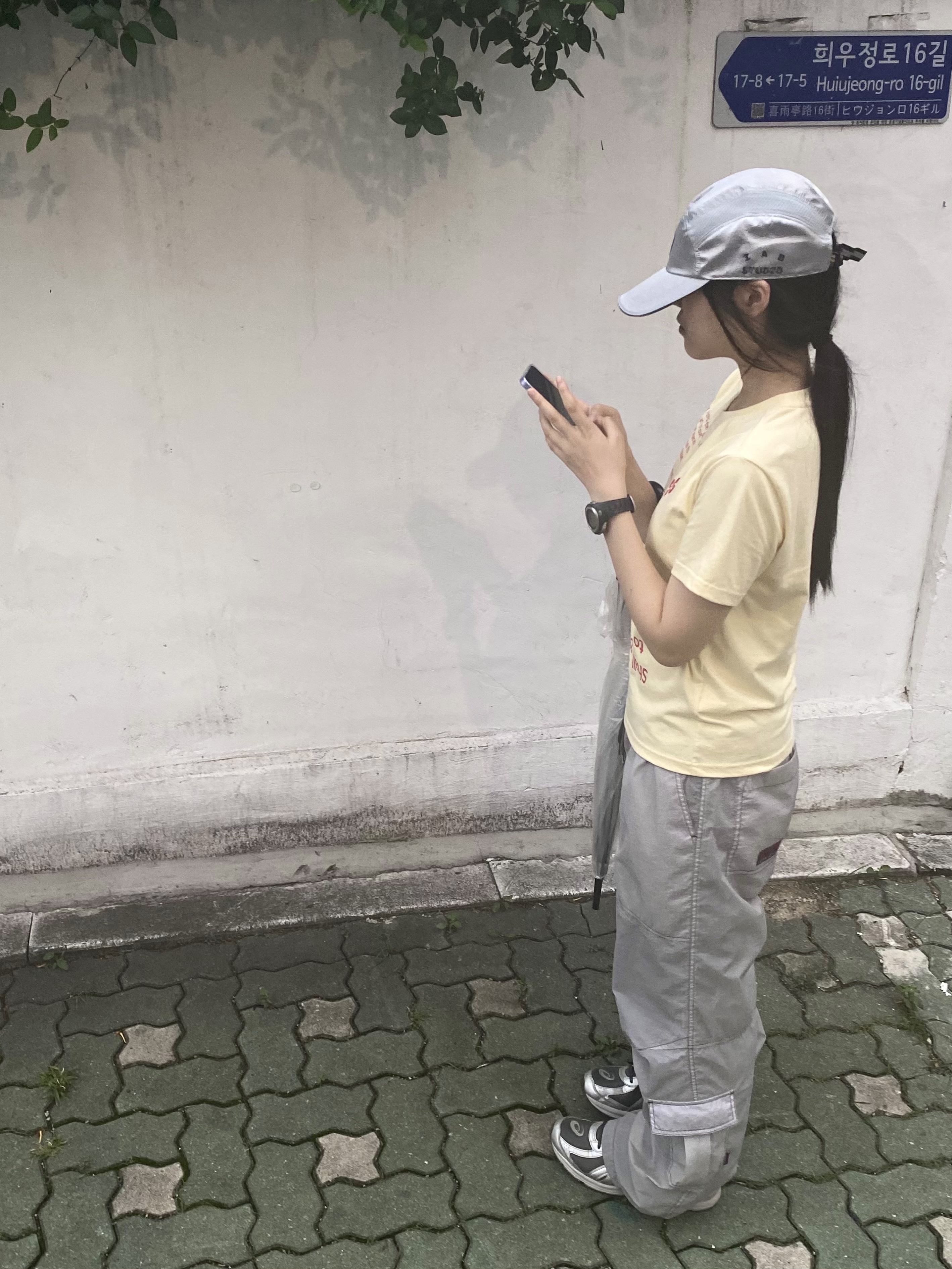 Asics Jog 100 S SMU Sheet Rock Pure Silver - 2E Wide, IAB Studio x Asics Silver Woven Cap 착용 스타일 - 6