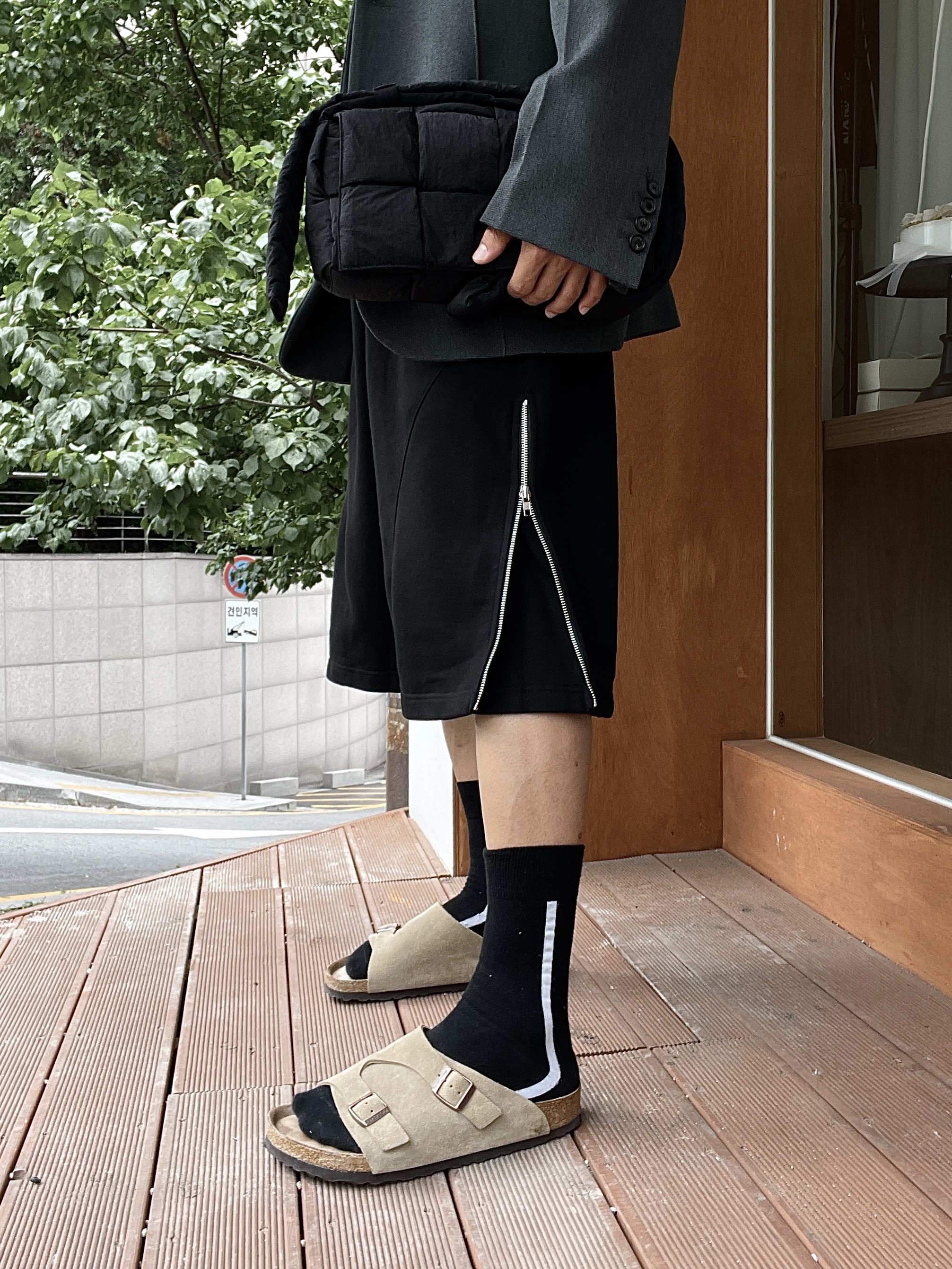 Birkenstock Zurich Suede Leather Taupe - Regular, Bottega Veneta Padded Tech Cassette Black 착용 스타일 - 3