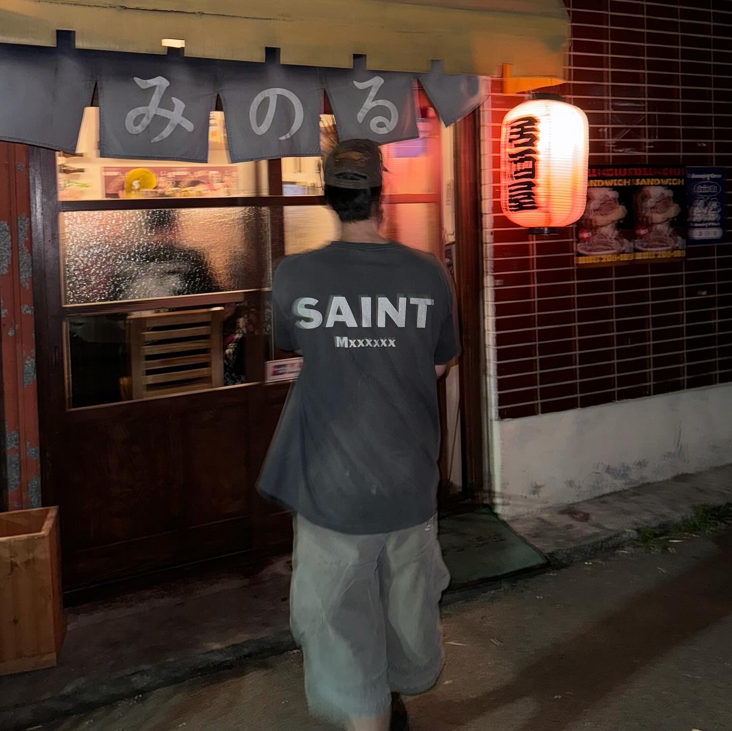 Saint Mxxxxxx x Evangelion Neon S/S T-Shirt Black, Ignota Core:9 Washed Cargo Shorts Sand 착용 스타일 - 3