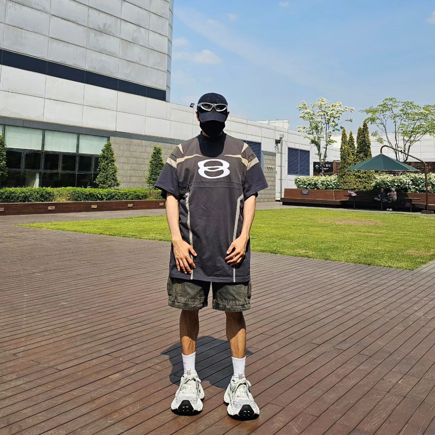 Balenciaga Unity Sports Icon Biker Oversized T-Shirt Black, Balenciaga Cargo Pants in Black 착용 스타일 - 3