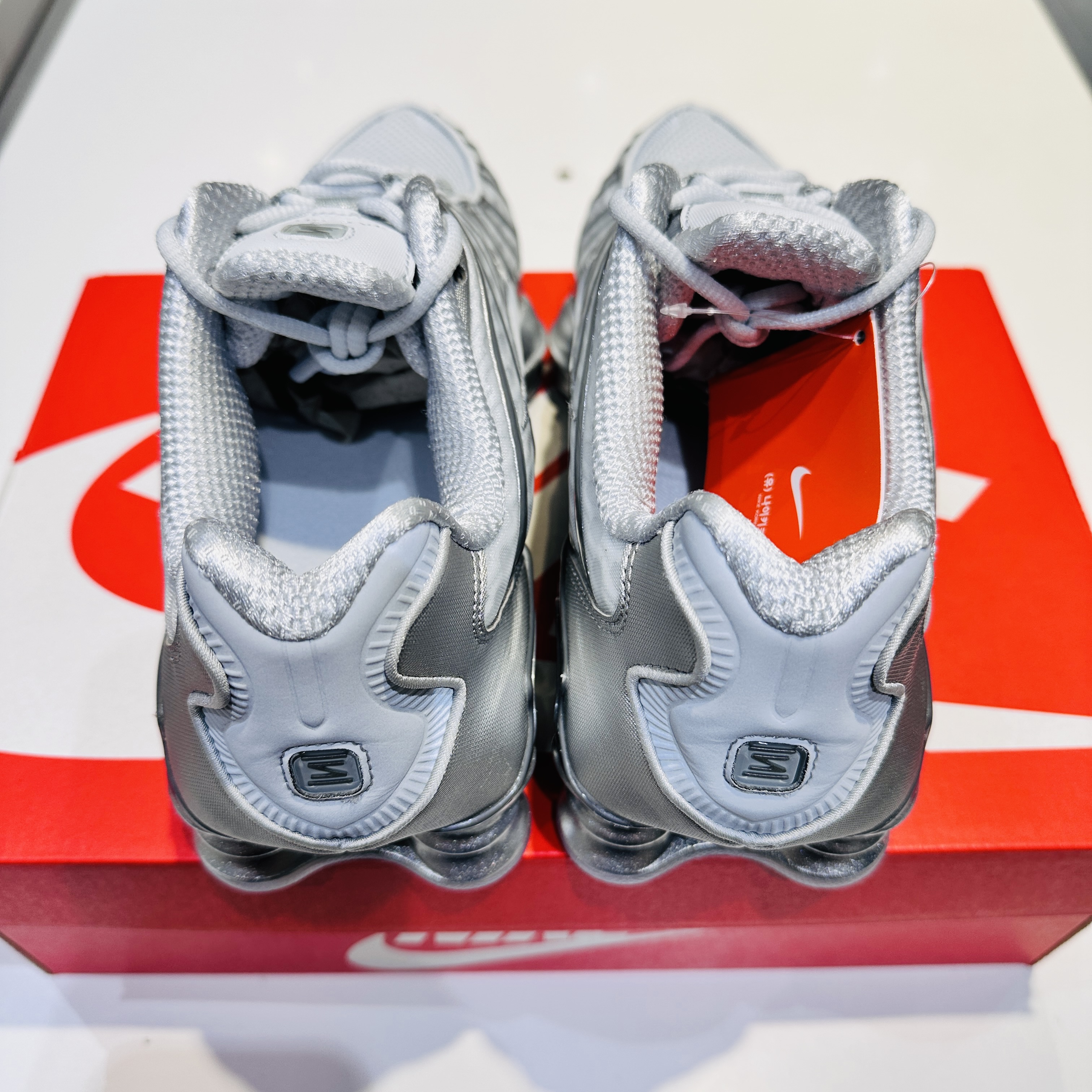 (W) Nike Shox TL Pure Platinum and Metallic Silver 착용 스타일 - 3