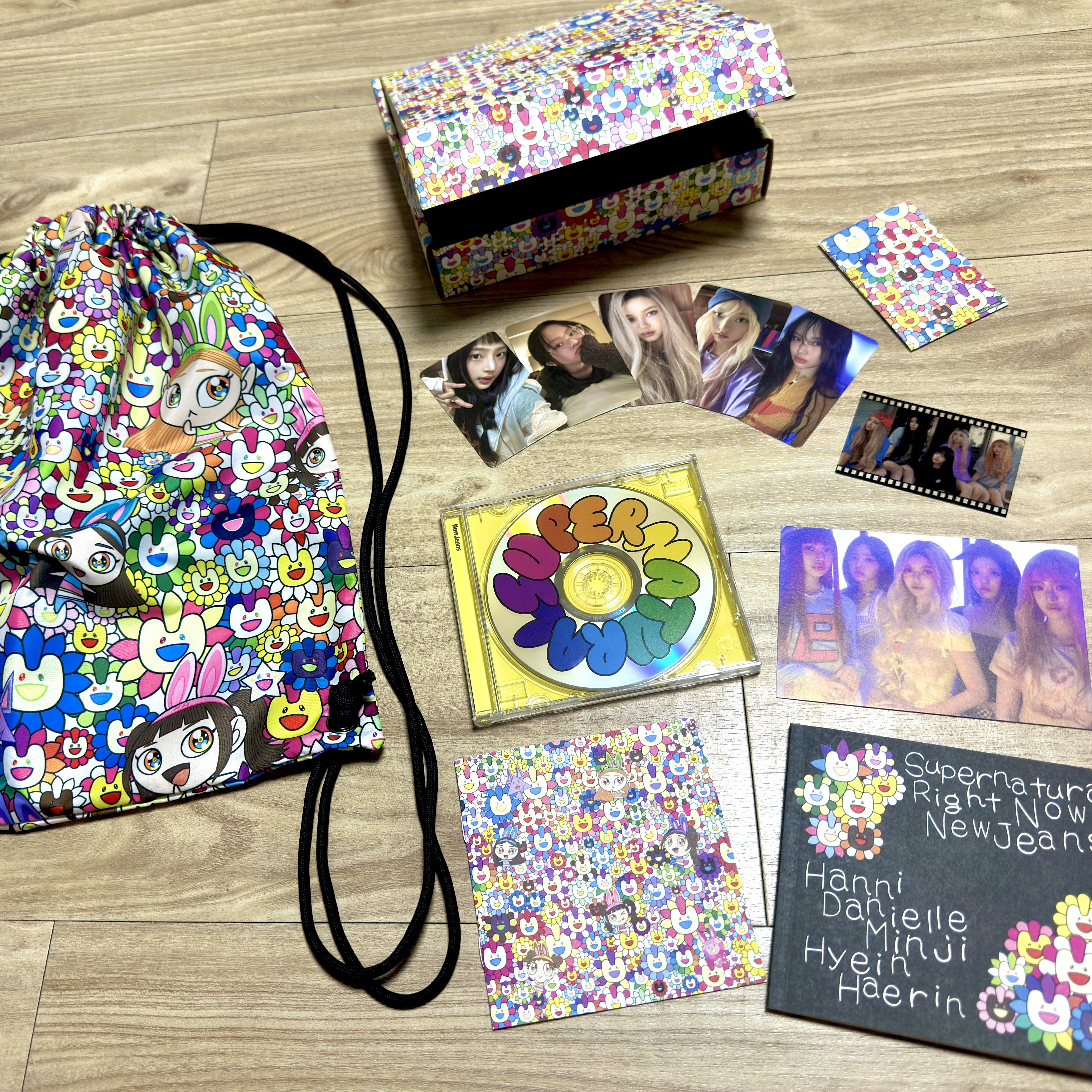 NewJeans Supernatural NJ x Murakami Drawstring Bag Ver. 착용 스타일