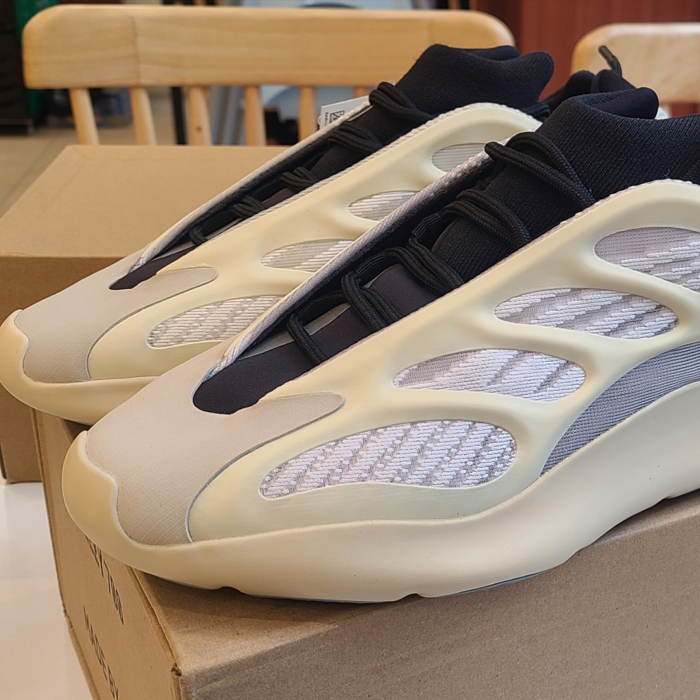 Adidas Yeezy 700 V3 Azael 2022/2023 착용 스타일