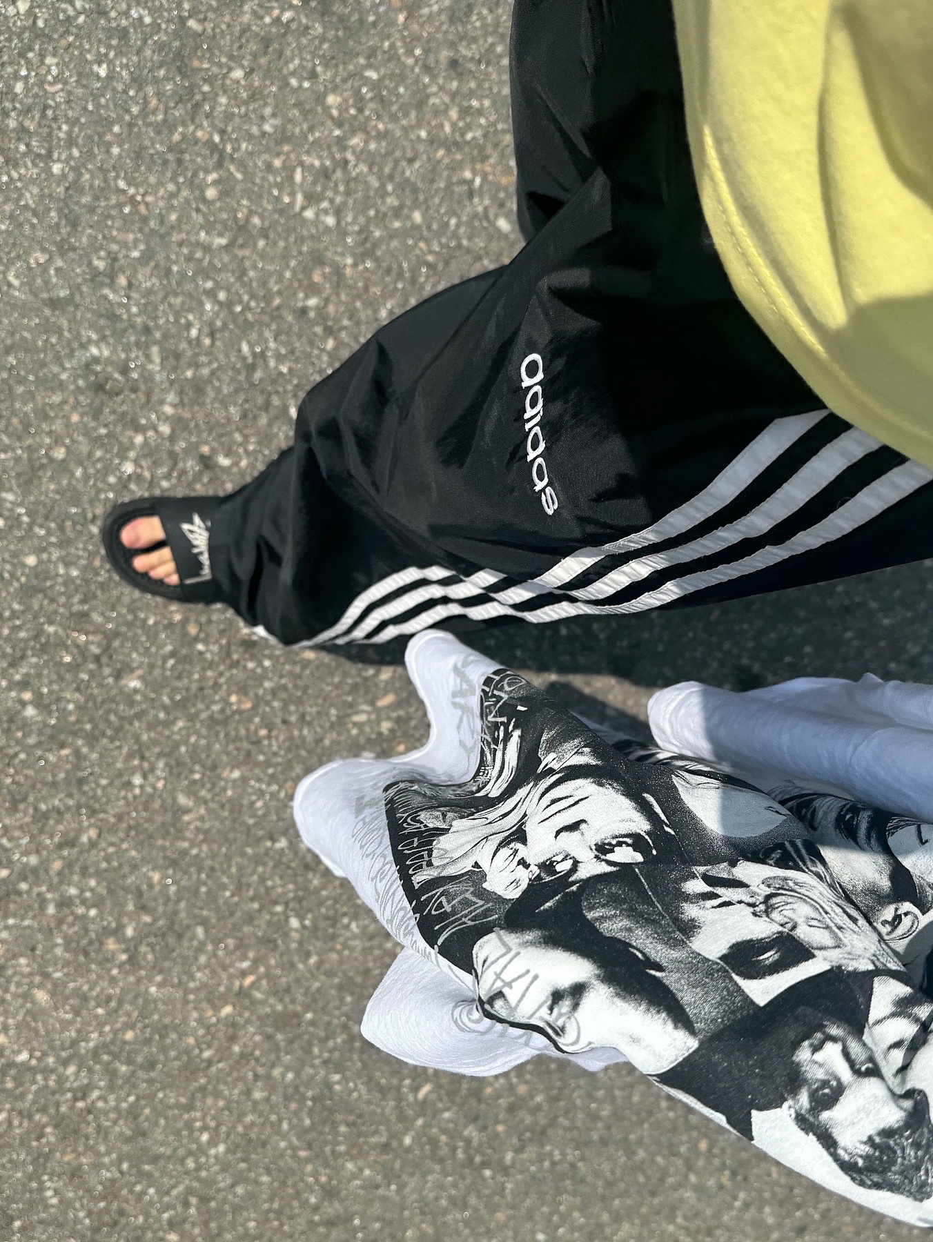 Stussy x Goldie Metalheadz 30 T-Shirt White, Nike x Stussy Benassi Slide Off Noir 착용 스타일