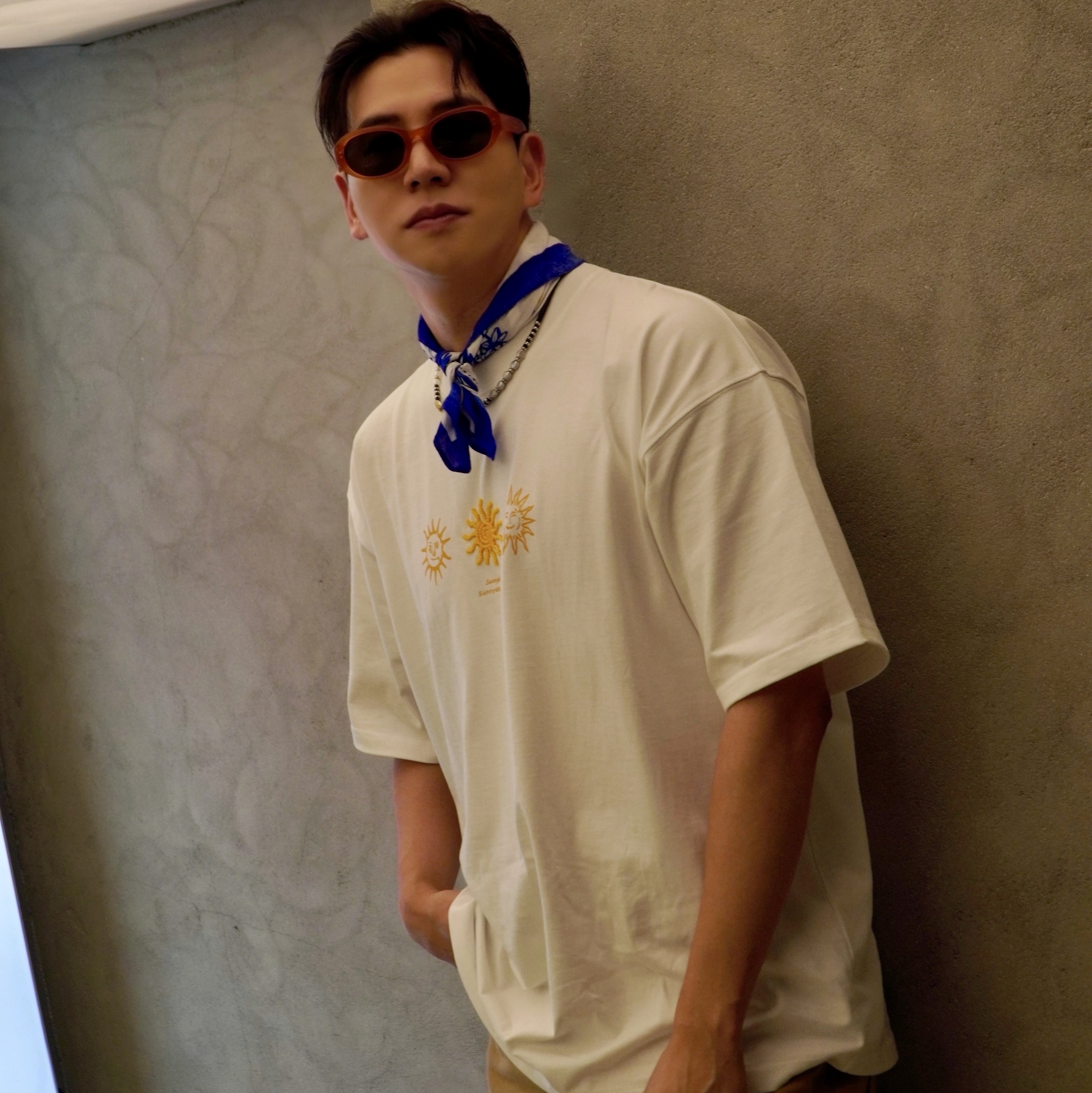 STU Sun Printing Beads T-shirt White, STU 24 Spring Flared Cotton Pants Beige 착용 스타일 - 1