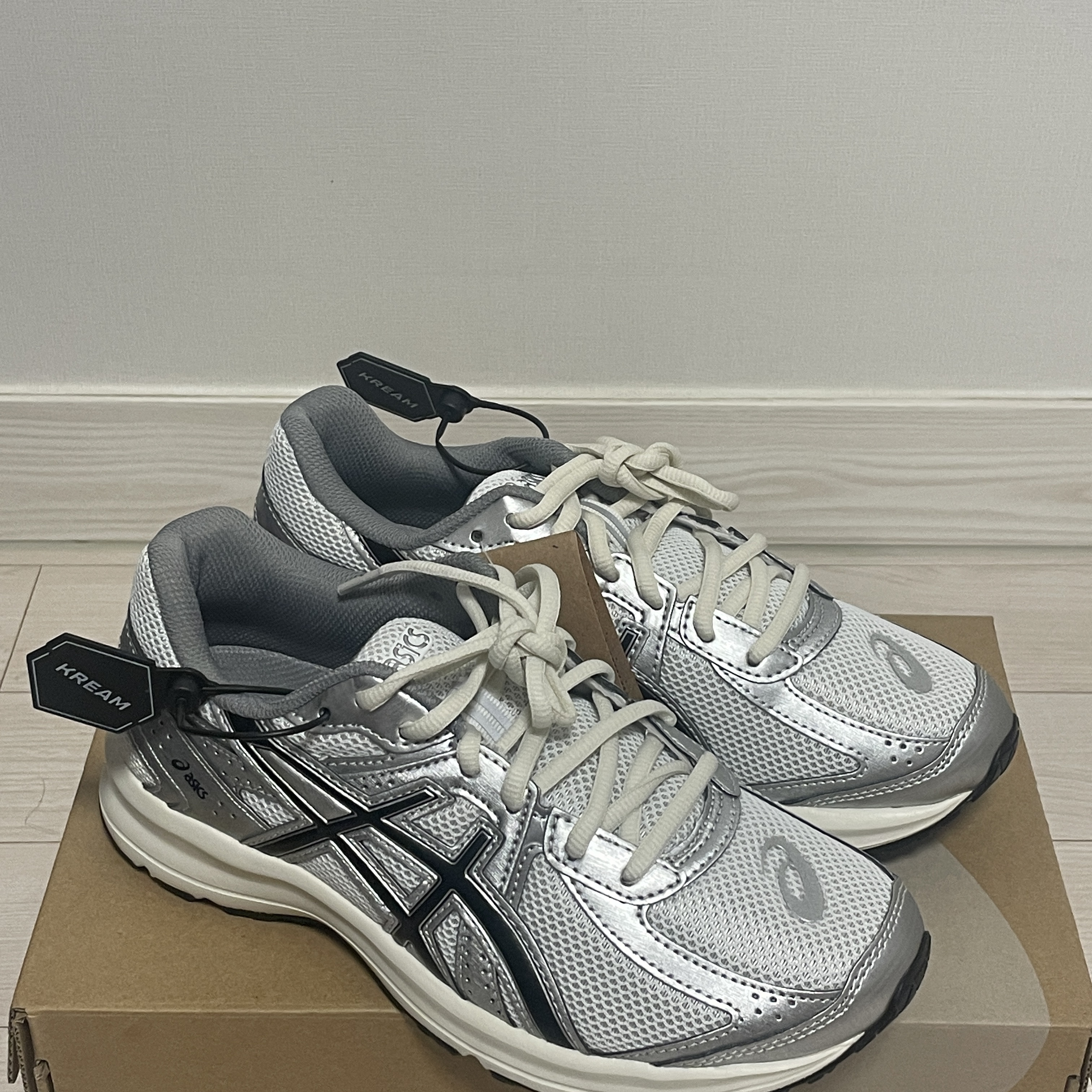 Asics Jog 100 S White Black - 2E Wide 착용 스타일 - 1