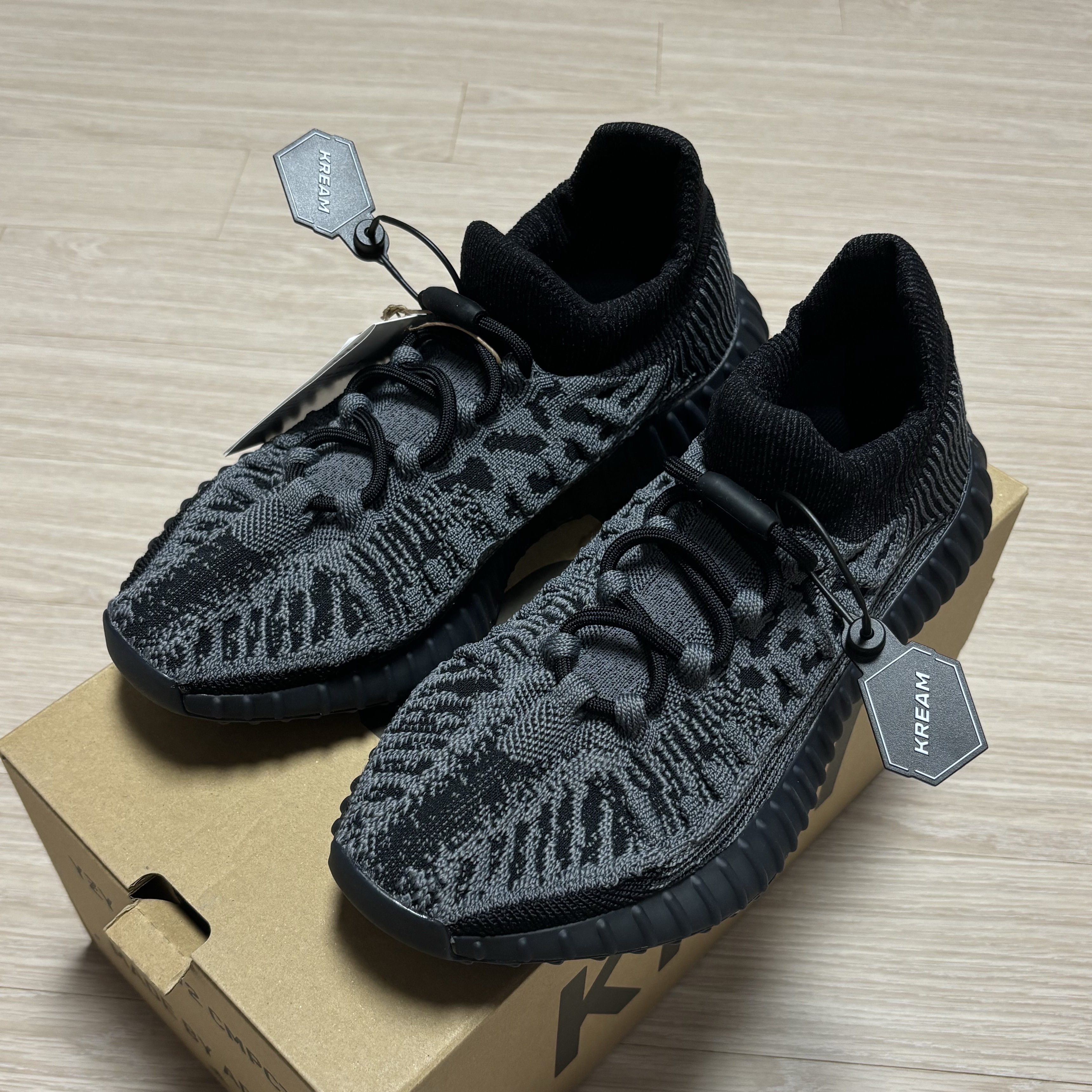 Adidas Yeezy 350 V2 CMPCT Slate Onyx 착용 스타일 - 1