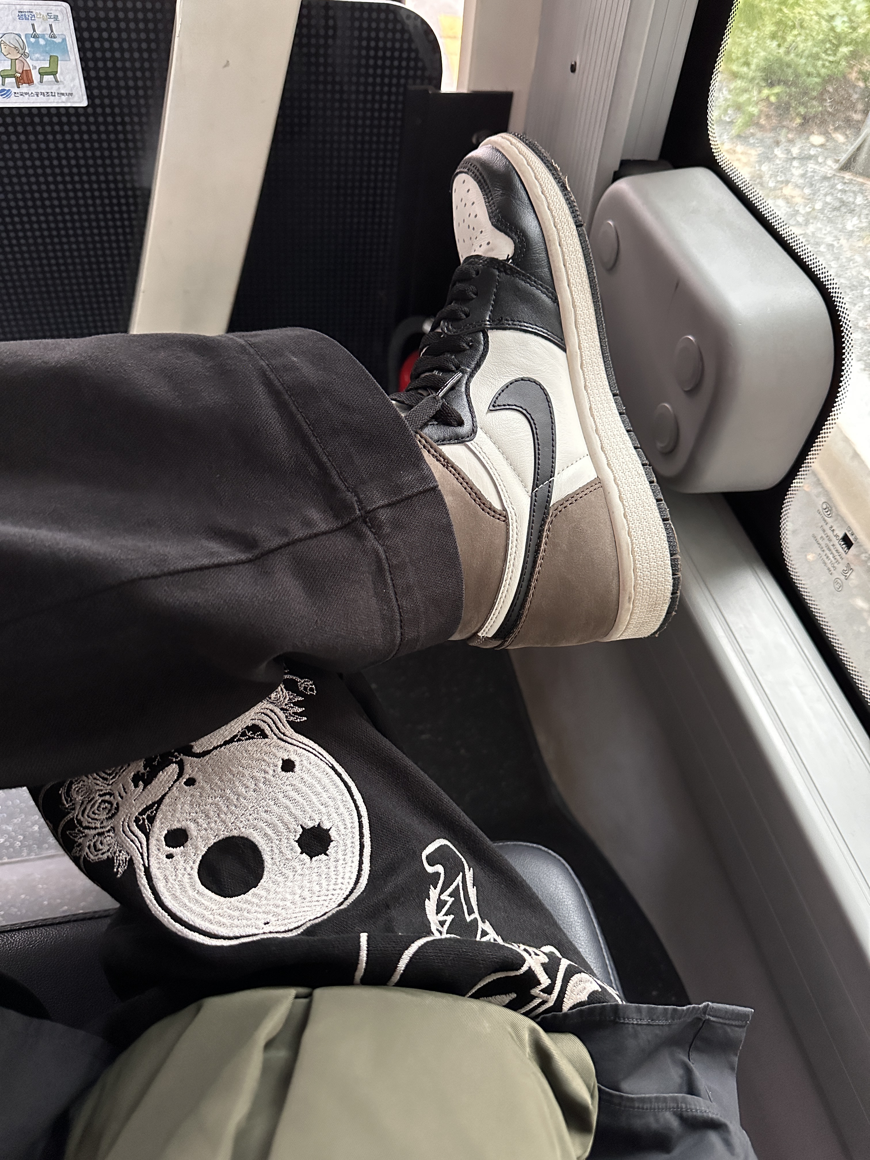 Jordan 1 Retro High OG Black Mocha, Human Made Military Card Case Olive Drab 착용 스타일