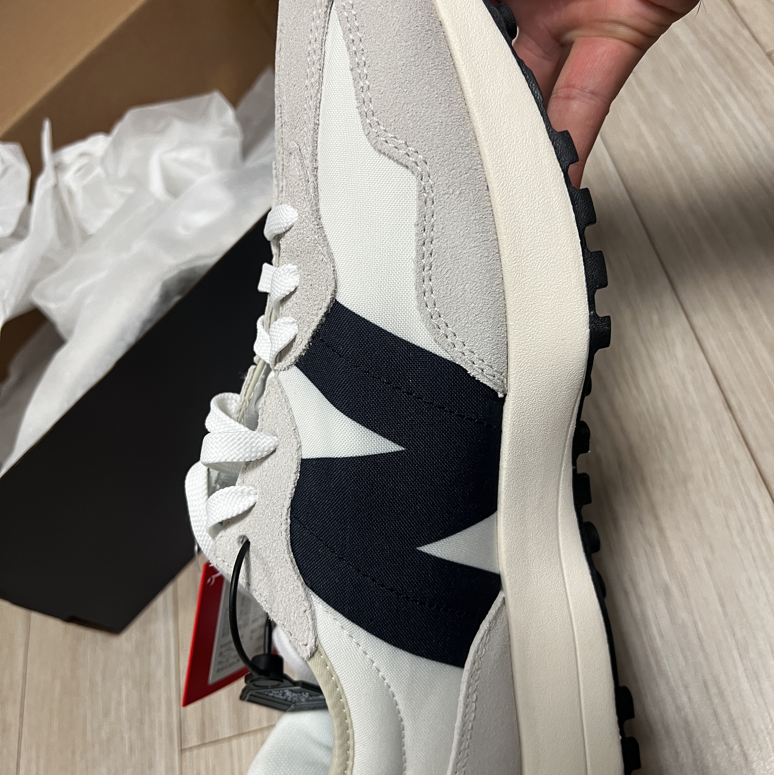 New Balance 327 White Black 착용 스타일 - 5
