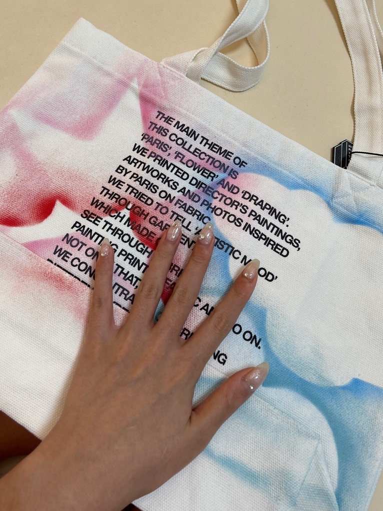 The Museum Visitor Multi Sprayed Eco bag White 착용 스타일 - 2