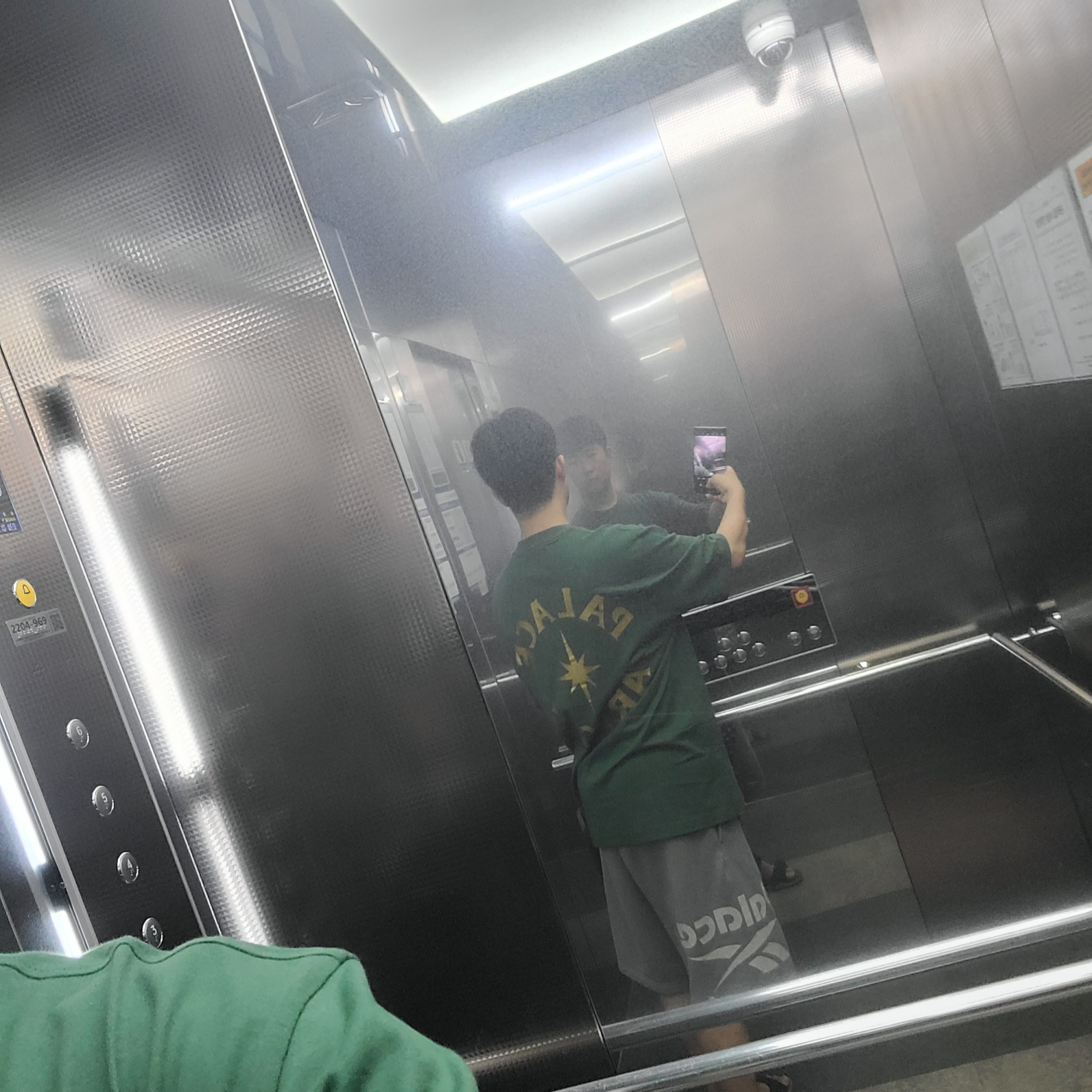 Palace x Stella Artois T-Shirt Green - 24SS, Palace x Stella Artois T-Shirt Black - 24SS 착용 스타일 - 2