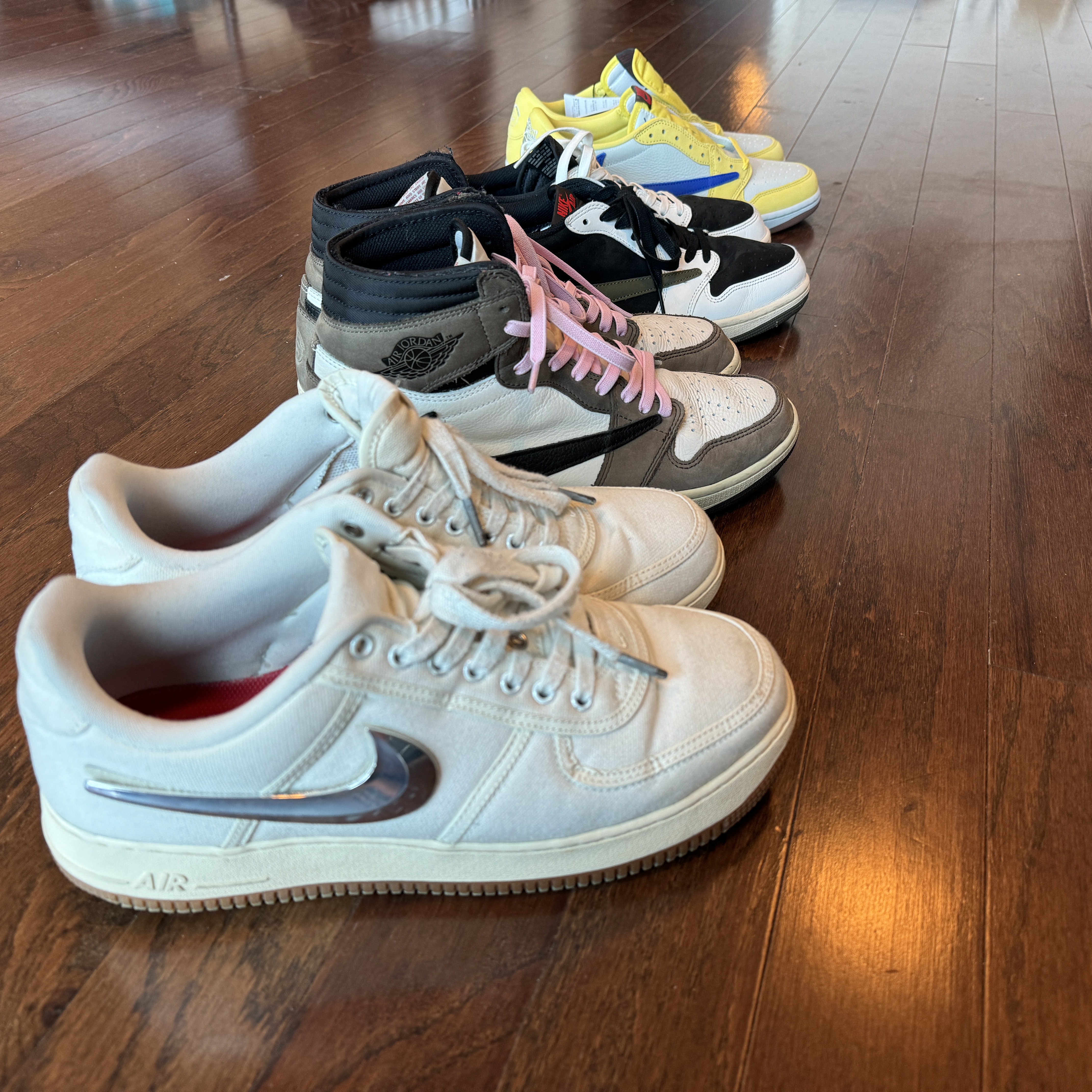 Nike x Travis Scott Air Force 1 Low Sail, Jordan 1 x Travis Scott Retro High OG SP Mocha 착용 스타일