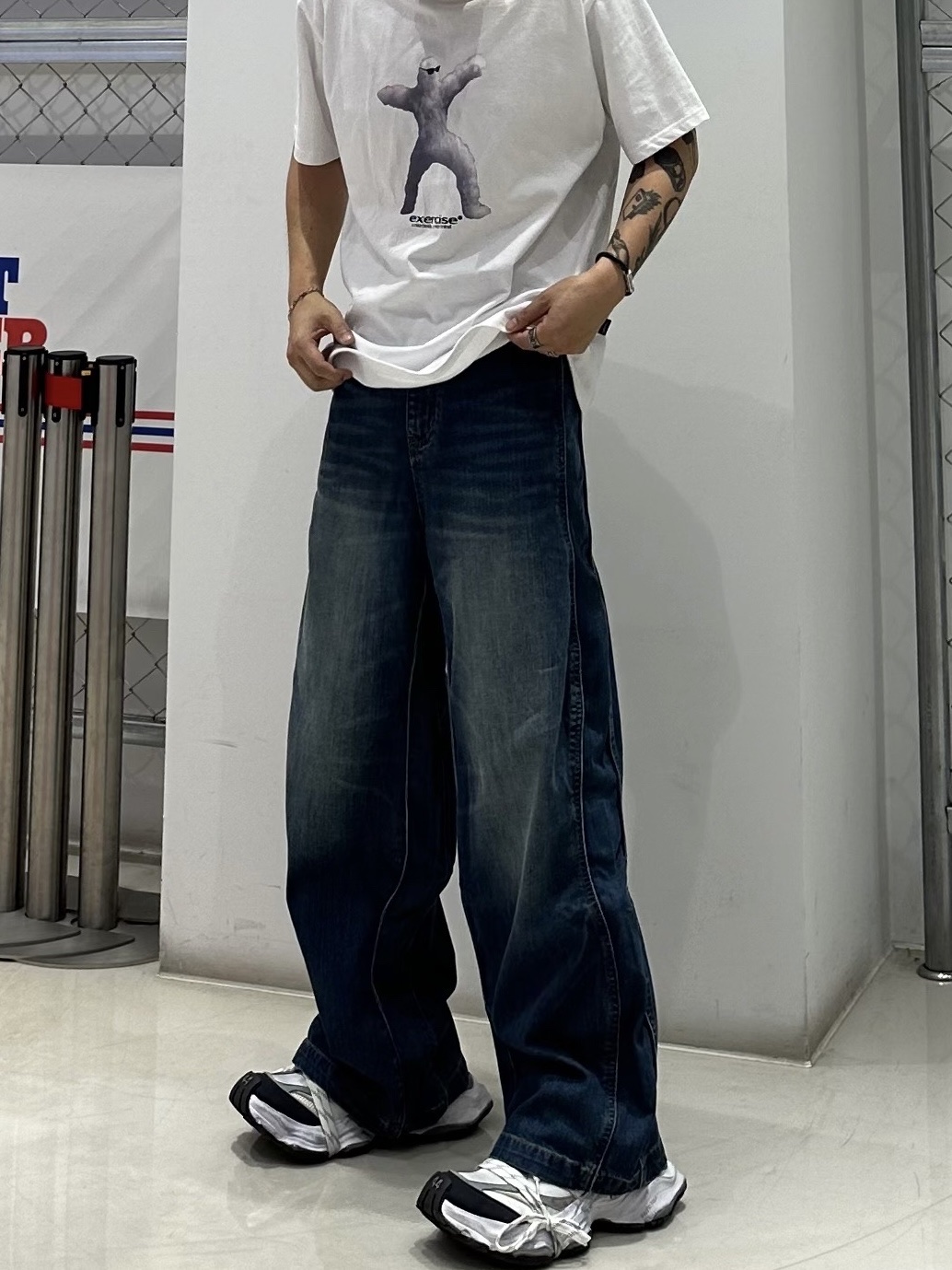 Balenciaga Cargo Sneakers White Grey 착용 스타일 - 2