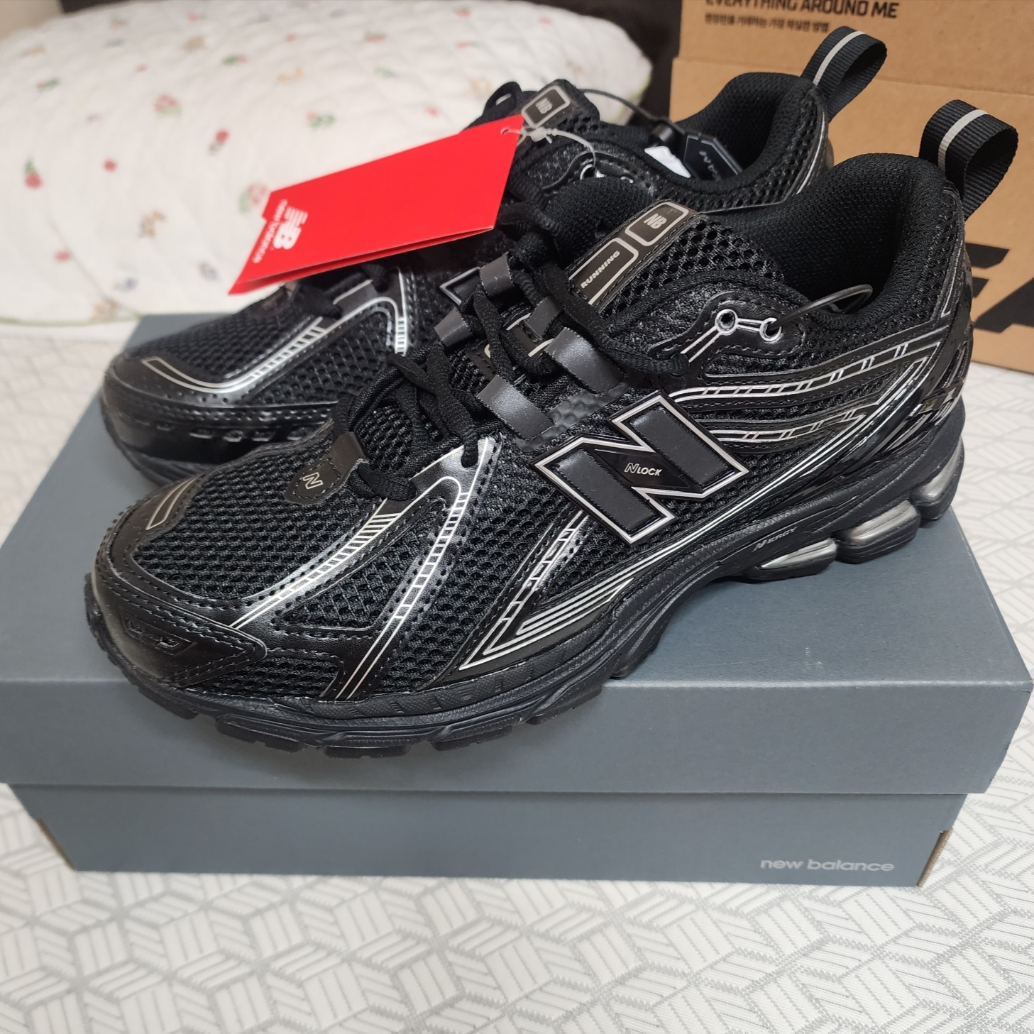 New Balance 1906R Black Silver Metallic 착용 스타일