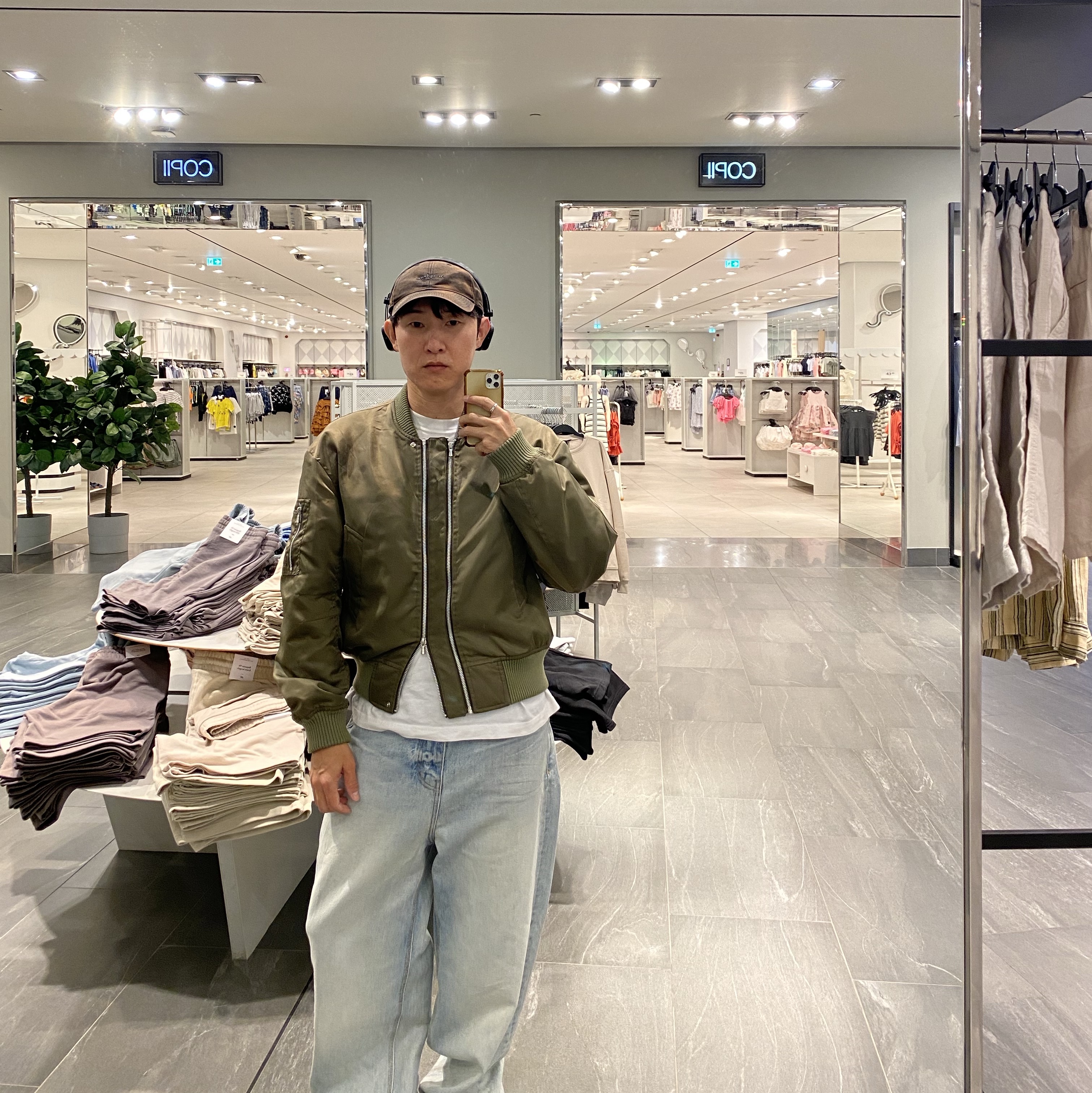 [KREAM 단독] STU Double Way Short Bomber Khaki 착용 스타일