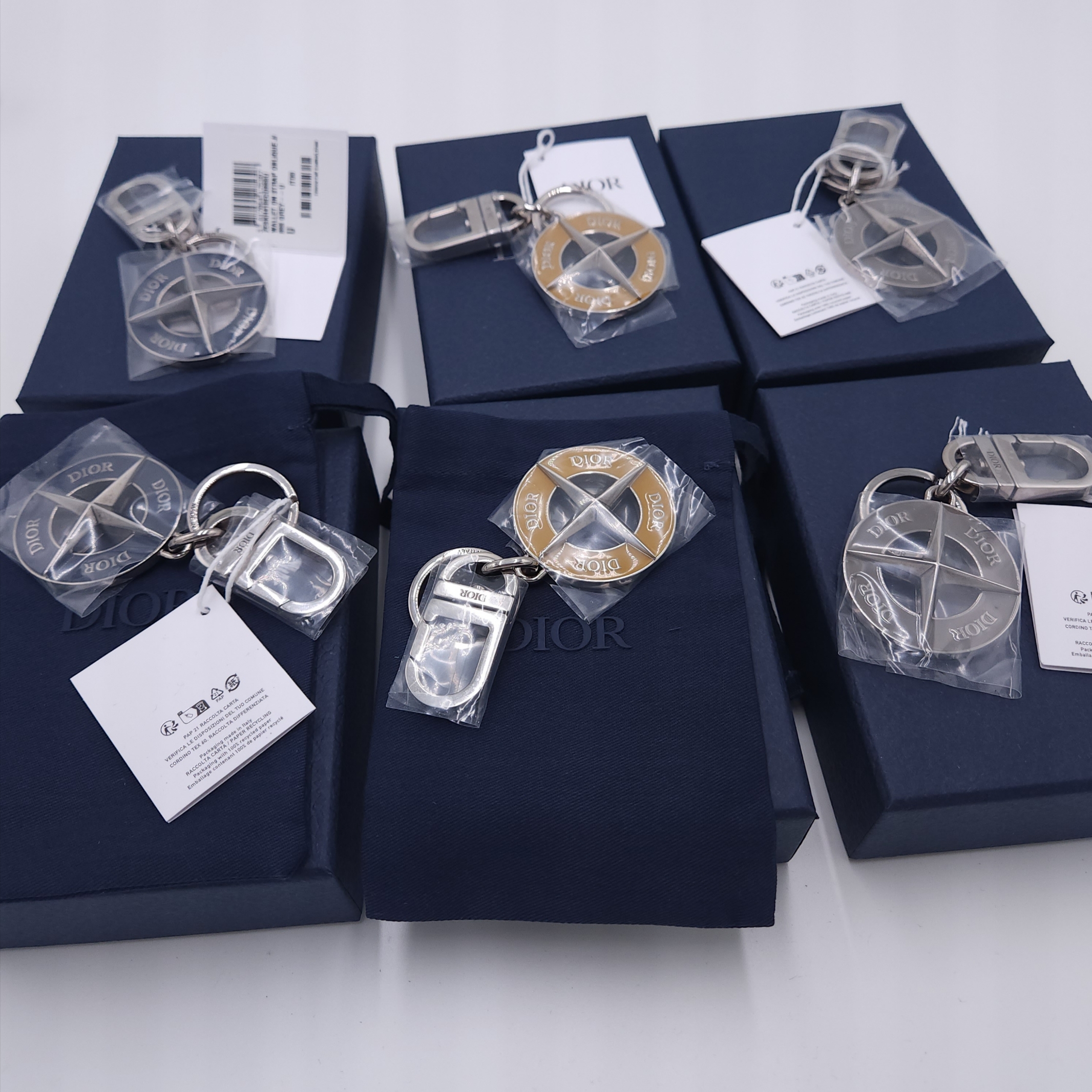 Dior x Stone Island Key Ring Palladium Finish Brass and Yellow Enamel, Dior x Stone Island Key Ring Palladium Finish Brass and Gray Enamel 착용 스타일