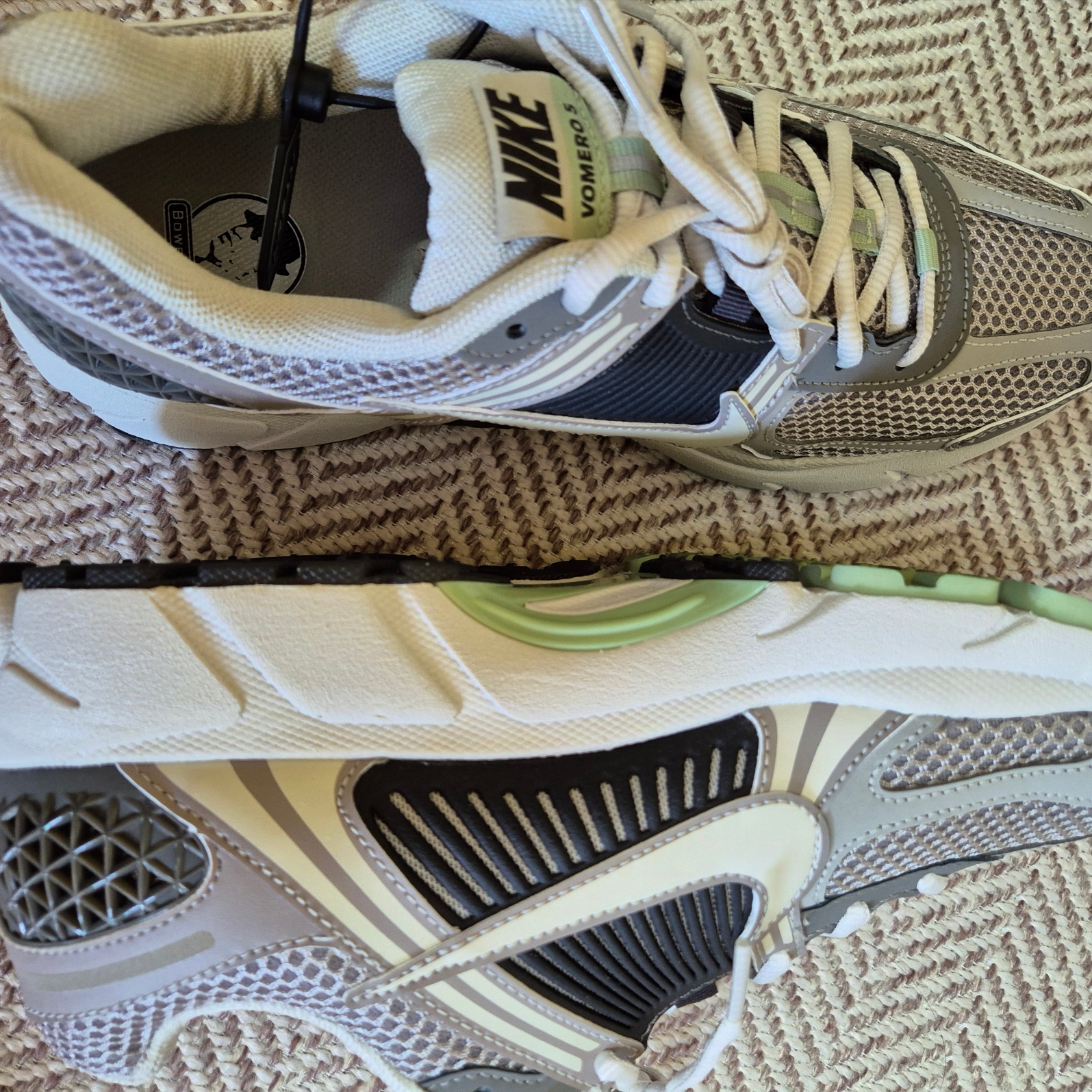 (W) Nike Zoom Vomero 5 Cobblestone and Flat Pewter 착용 스타일 - 2
