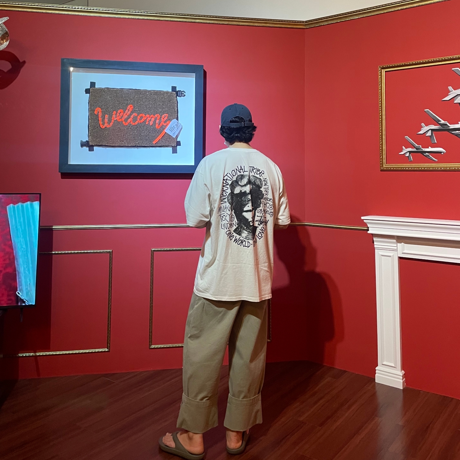 Stussy Camelot Pigment Dyed T-Shirt Natural, New Balance x Taw&Toe Flip Flop Dark Brown 착용 스타일