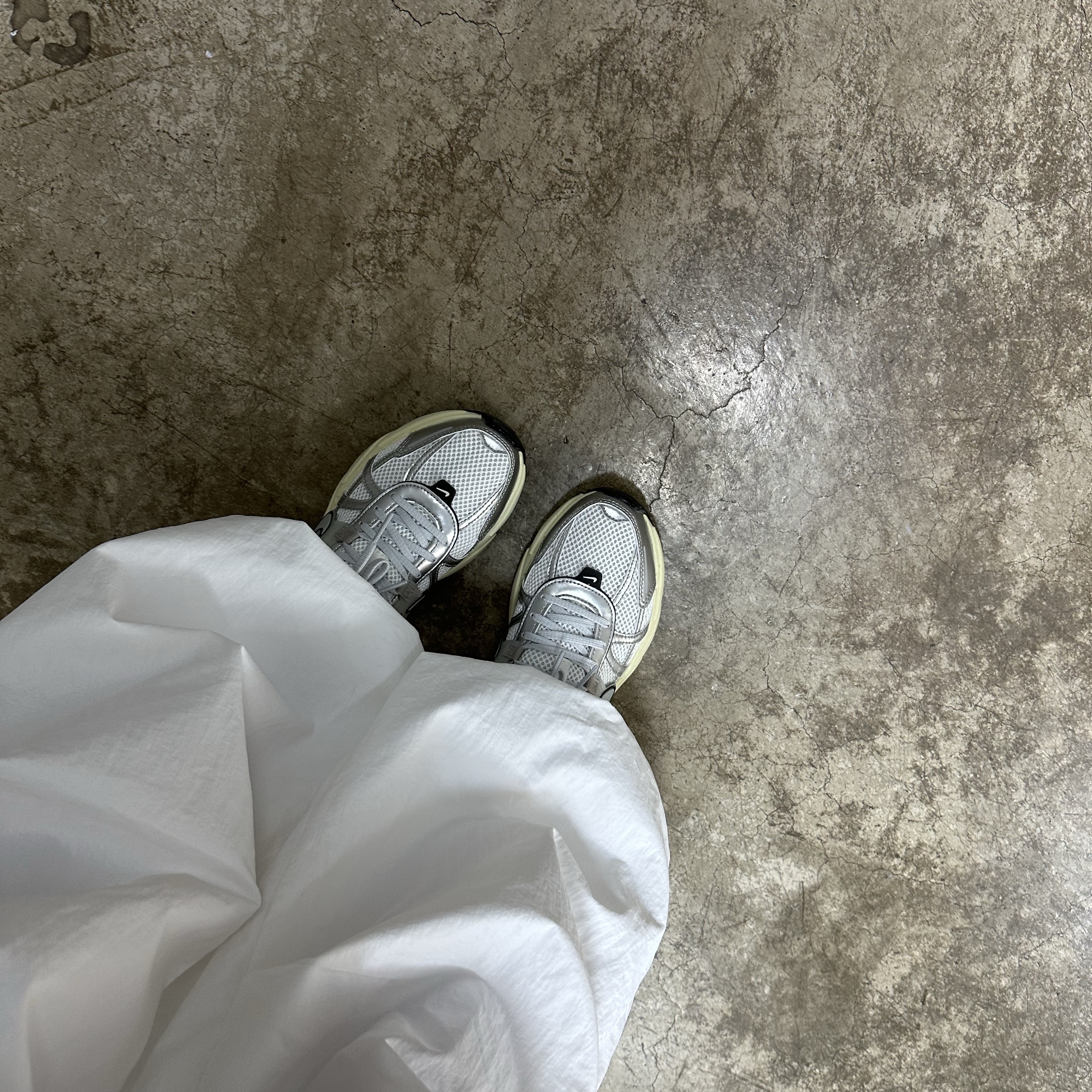 Nike V2K Run Summit White Metallic Silver 착용 스타일 - 1