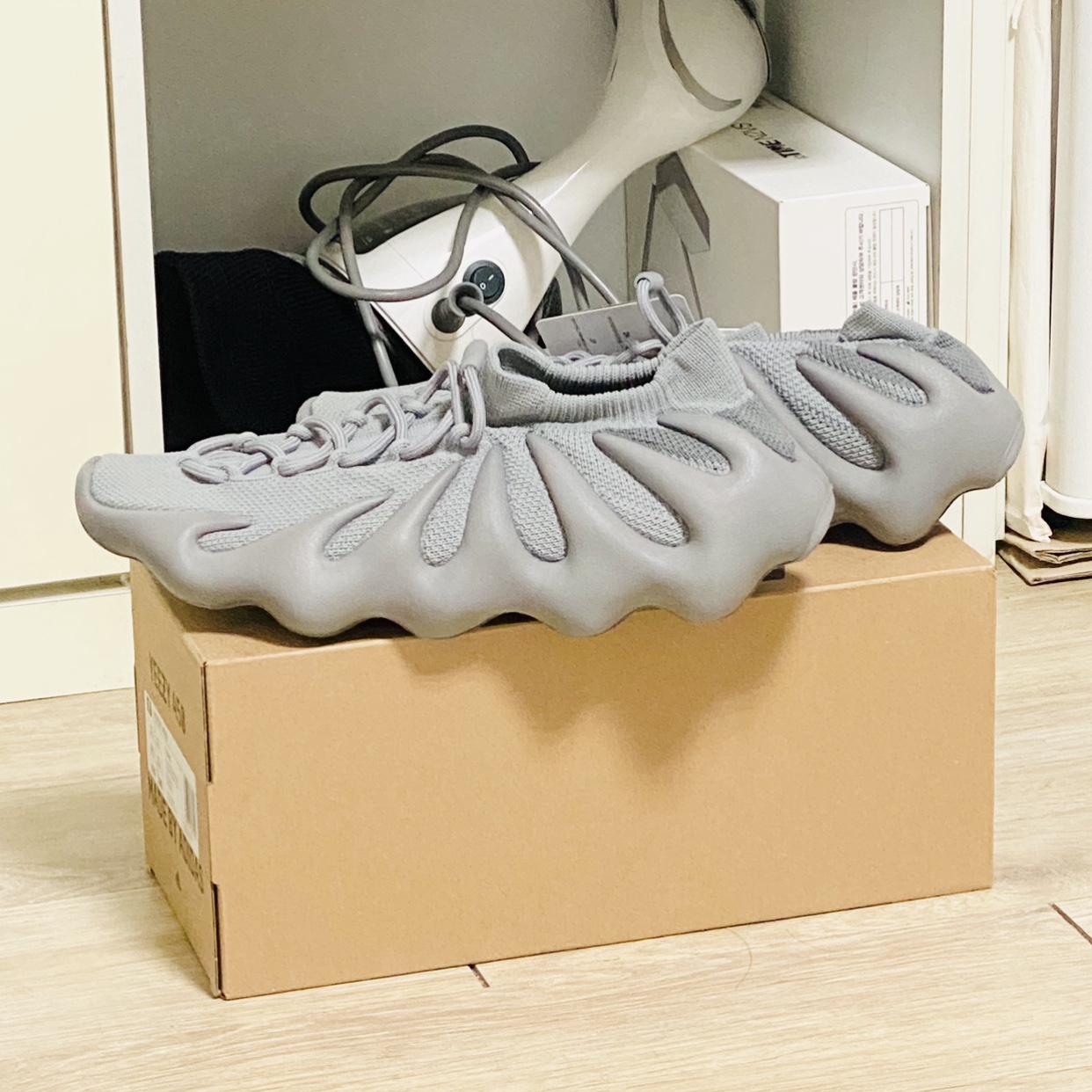 Adidas Yeezy 450 Stone Grey 착용 스타일 - 2