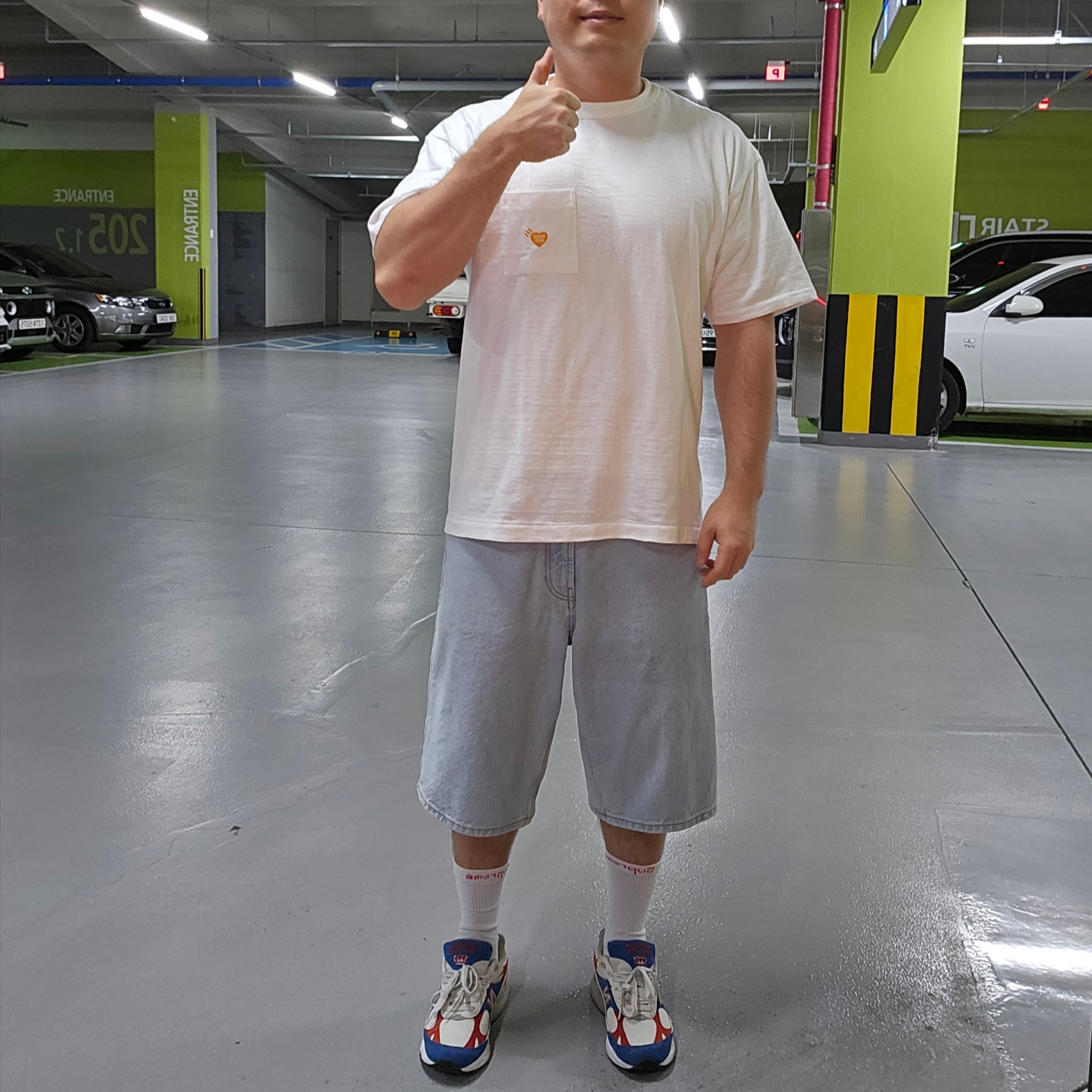 Human Made Pocket T-Shirt White - Shibuya Parco Store Exclusive, Supreme Baggy Denim Short Washed Indigo - 24SS 착용 스타일 - 3