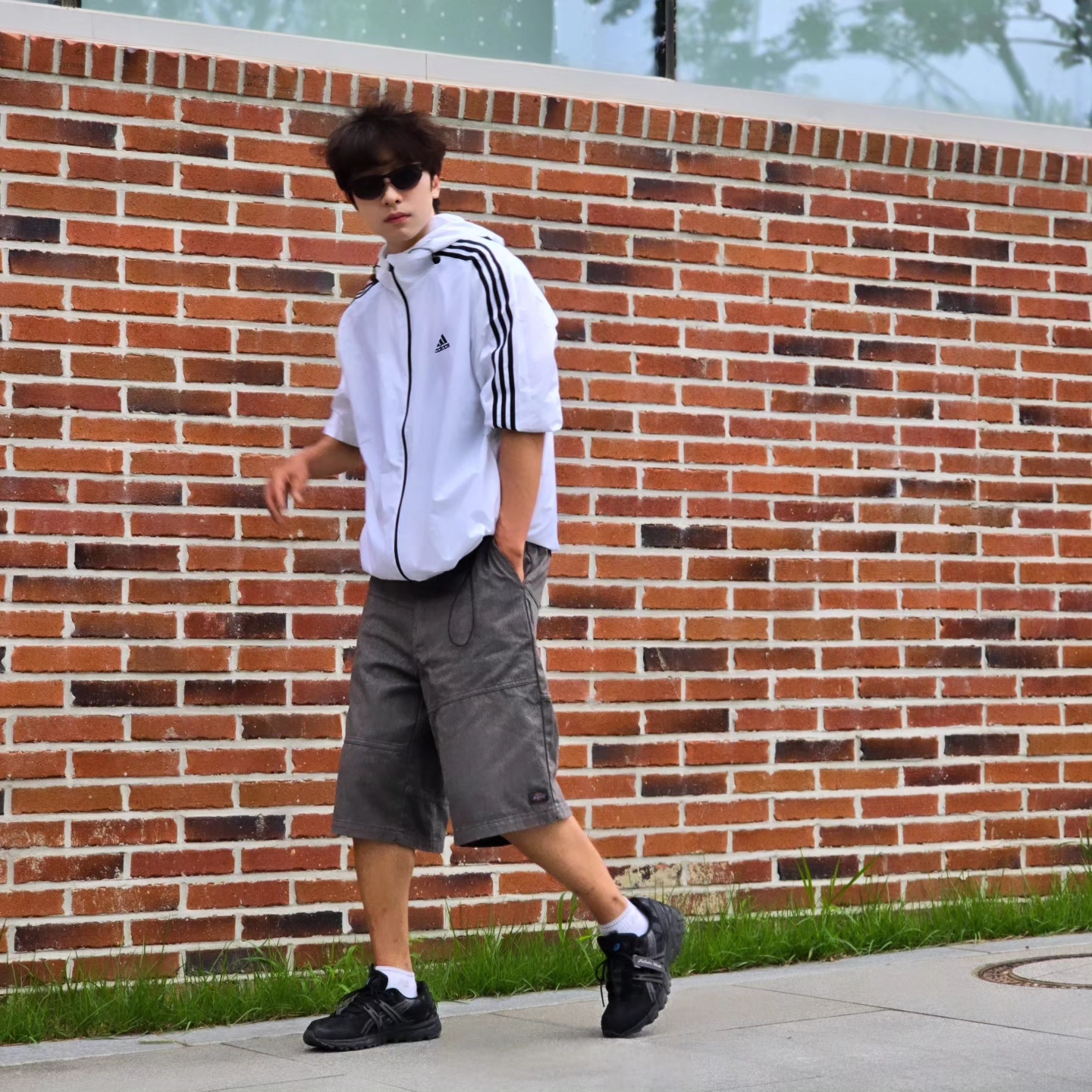 Adidas Essential 3S Woven Windbreaker Jacket White - KR Sizing, Asics Gel-Sonoma 15-50 Black Obsidian Grey 착용 스타일 - 7