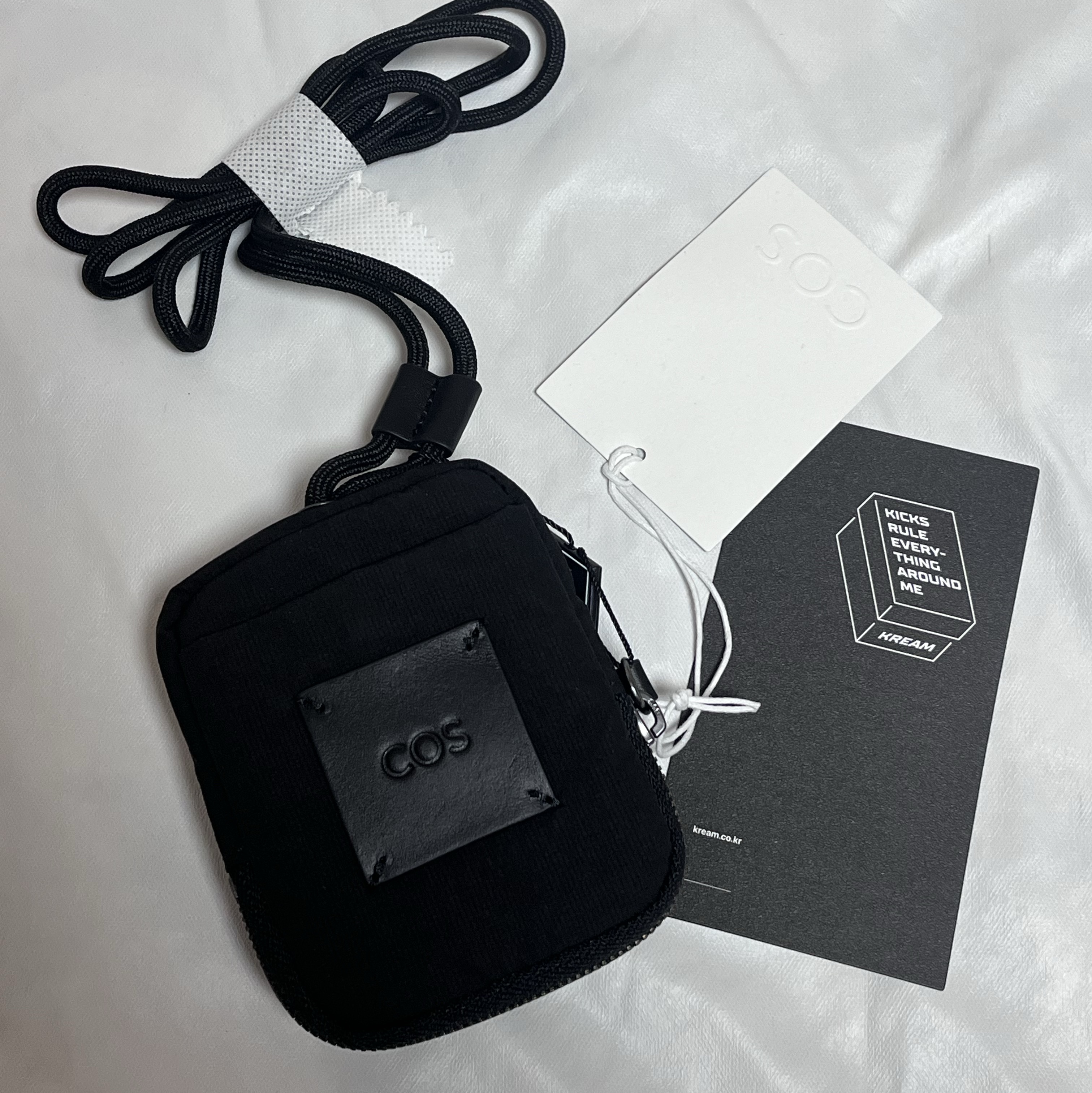 COS Mini Crossbody Pouch Nylon Black 착용 스타일 - 1