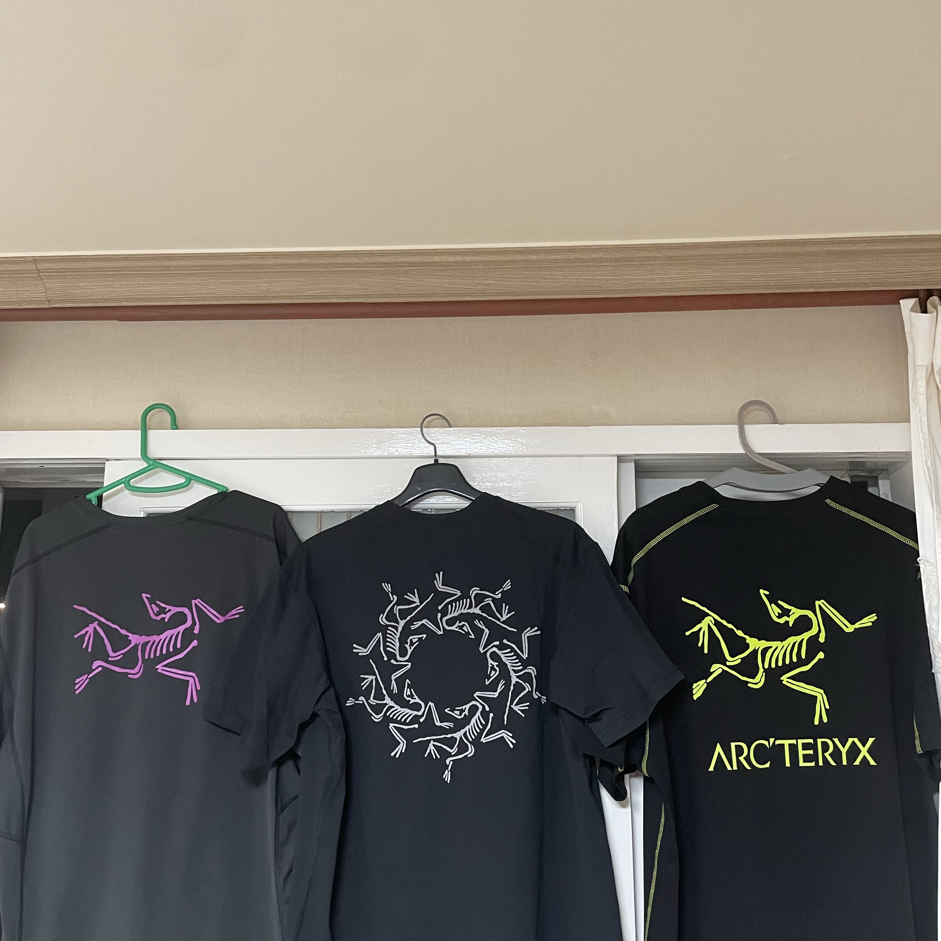 Arc'teryx Motus Arcword Crew SS T-Shirt Groovie Black Heather, Arc'teryx System A Solarium SS T-Shirt Blackite Solid 착용 스타일